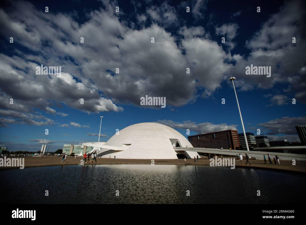 La gente visita il Museo Nazionale Honestino Guimaraes, a Brasilia, Brasile, il 7 luglio 2014. Il museo si trova in Piazza Ministerios. Il museo, costruito come cupola, è stato progettato dall'architetto brasiliano Oscar Niemeyer ed è stato inaugurato il 15 dicembre 2006. Il Brasile è la sede della Coppa del mondo FIFA Brasile 2014, che si tiene dal 12 giugno al 13 luglio 2014. (Xinhua/Jhon Paz) (SP)BRASILE-BRASILIA-WORLD CUP 2014-TOURISM-SERIES PUBLICATIONxNOTxINxCHN le celebrità visitano il Museo Nazionale Honestino Guimaraes a Brasilia Brasile IL 7 luglio 2014 il Museo SI trova IN Piazza dei Ministeri il Museo ha costruito Un Foto Stock