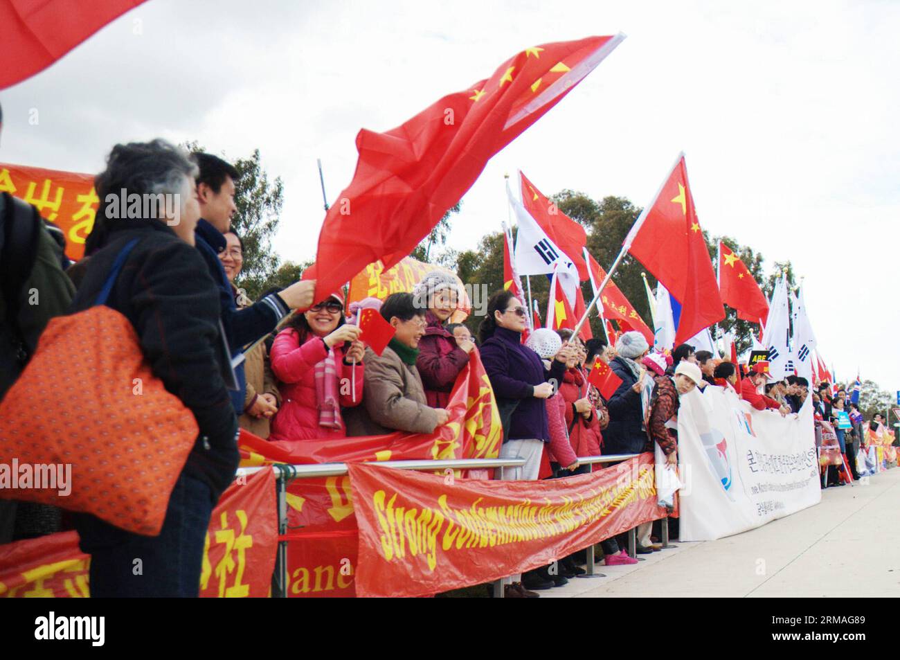 (140708) -- CANBERRA, 8 luglio 2014 (Xinhua) -- i manifestanti organizzano una manifestazione fuori dal Parlamento a Canberra, Australia, 8 luglio 2014. Quasi 400 cinesi d'oltremare hanno guidato da Sydney a Canberra martedì per protestare contro la visita del primo ministro giapponese Shinzo Abe in Australia. (Xinhua/li Tianyi) (lyi) AUSTRALIA-CANBERRA-OVERSEAS CHINESE-PROTEST-ABE PUBLICATIONxNOTxINxCHN Canberra 8 luglio 2014 i manifestanti di XINHUA tengono un raduno fuori dalla sede del Parlamento a Canberra Australia 8 luglio 2014 parrocchiani 400 cinesi d'oltremare hanno guidato da Sydney a Canberra martedì per protestare contro IL P giapponese Foto Stock