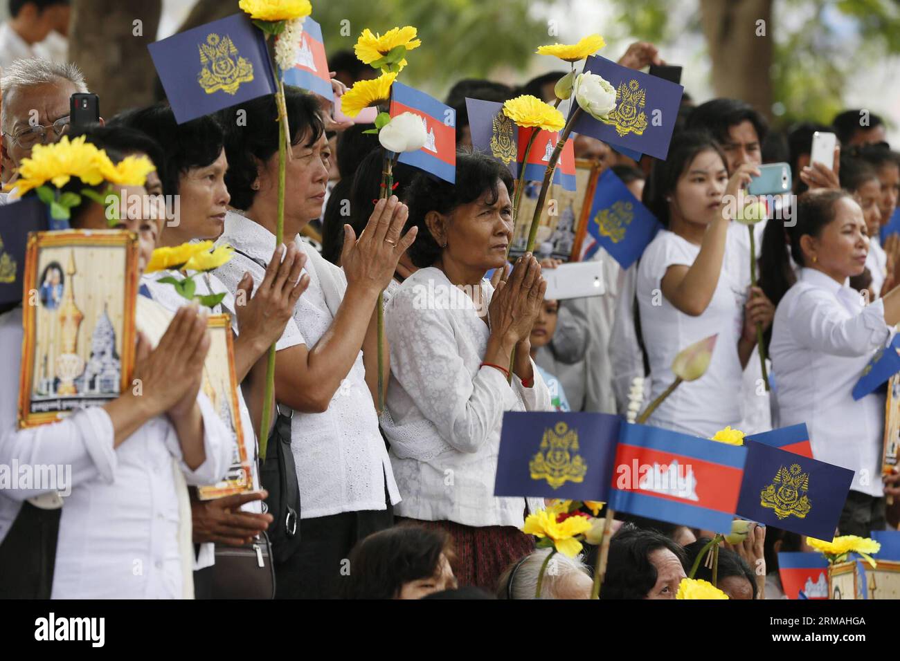 (140711) -- PHNOM PENH, 11 luglio 2014 (Xinhua) -- la gente partecipa alla sfilata per sancire i resti del defunto re cambogiano Sihanouk a Phnom Penh, Cambogia, 11 luglio 2014. Migliaia di persone hanno partecipato a una processione religiosa il venerdì mattina per custodire i resti del più venerato re della Cambogia padre Norodom Sihanouk, morto di malattia a Pechino nel 2012. (Xinhua/Phearum) CAMBOGIA-PHNOM PENH-SIHANOUK-PARADE PUBLICATIONxNOTxINxCHN Phnom Penh 11 luglio 2014 celebrità di XINHUA partecipano alla Parata ai resti del re cambogiano Sihanouk a Phnom Penh Cambogia 11 luglio 2014 migliaia di celebrità Foto Stock