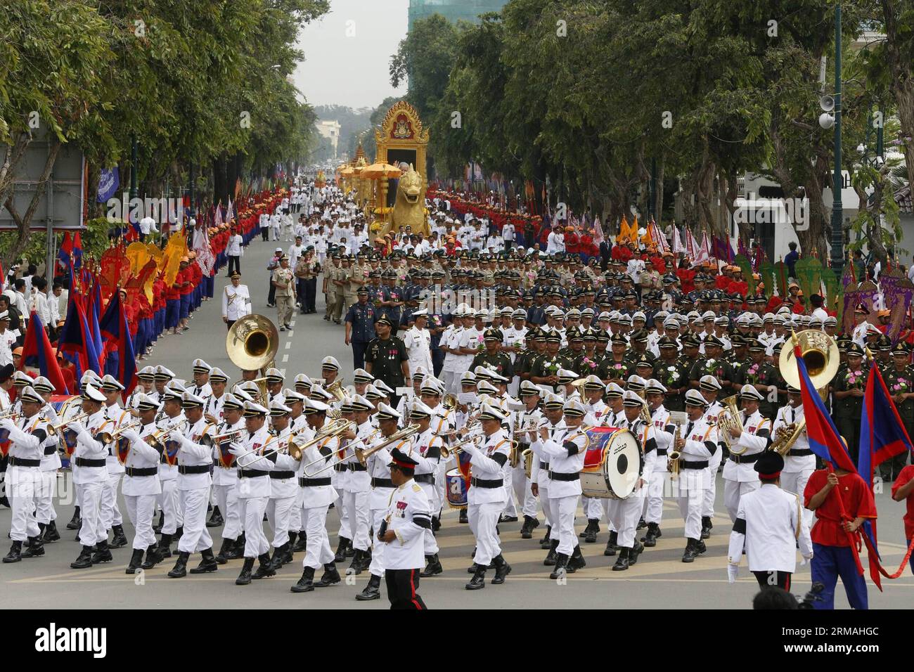 (140711) -- PHNOM PENH, 11 luglio 2014 (Xinhua) -- i resti del defunto re cambogiano Sihanouk sono marciati per le strade di Phnom Penh, Cambogia, 11 luglio 2014. Migliaia di persone hanno partecipato a una processione religiosa il venerdì mattina per custodire i resti del più venerato re della Cambogia padre Norodom Sihanouk, morto di malattia a Pechino nel 2012. (Xinhua/Phearum) CAMBOGIA-PHNOM PENH-SIHANOUK-PARADE PUBLICATIONxNOTxINxCHN Phnom Penh 11 luglio 2014 XINHUA i resti del defunto re cambogiano Sihanouk sono marciati per le strade di Phnom Penh Cambogia 11 luglio 2014 migliaia di celebrità attendono Foto Stock