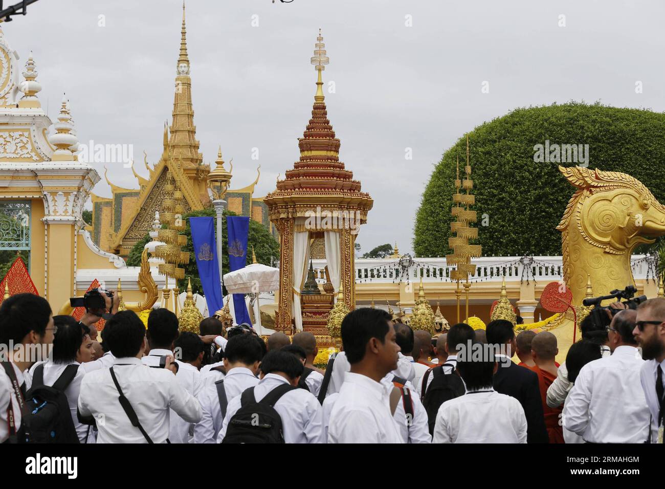 (140711) -- PHNOM PENH, 11 luglio 2014 (Xinhua) -- Un galleggiante mitologico dorato a forma di uccello, che trasporta tre urne contenenti le ceneri del re cambogiano Sihanouk, marcia per le strade di Phnom Penh, Cambogia, 11 luglio 2014. Migliaia di persone hanno partecipato a una processione religiosa il venerdì mattina per custodire i resti del più venerato re della Cambogia padre Norodom Sihanouk, morto di malattia a Pechino nel 2012. (Xinhua/Phearum) CAMBODIA-PHNOM PENH-SIHANOUK-PARADE PUBLICATIONxNOTxINxCHN Phnom Penh 11 luglio 2014 XINHUA un galleggiante mitologico dorato a forma di uccello che trasporta tre urne contenenti Foto Stock