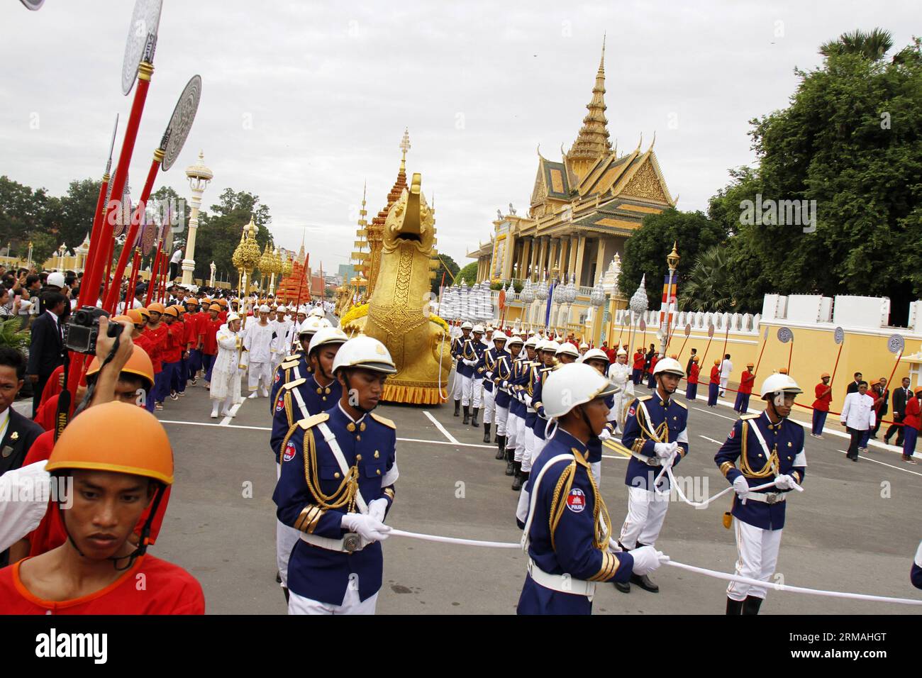 (140711) -- PHNOM PENH, 11 luglio 2014 (Xinhua) -- Un galleggiante mitologico dorato a forma di uccello, che trasporta 3 urne contenenti le ceneri del defunto re cambogiano Sihanouk, marcia per le strade di Phnom Penh, Cambogia, 11 luglio 2014. Migliaia di persone hanno partecipato a una processione religiosa il venerdì mattina per custodire i resti del più venerato re della Cambogia padre Norodom Sihanouk, morto di malattia a Pechino nel 2012. (Xinhua/Sovannara) CAMBOGIA-PHNOM PENH-SIHANOUK-PARADE PUBLICATIONxNOTxINxCHN Phnom Penh 11 luglio 2014 XINHUA un galleggiante mitologico dorato a forma di uccello che trasporta 3 urne contenenti il SA Foto Stock