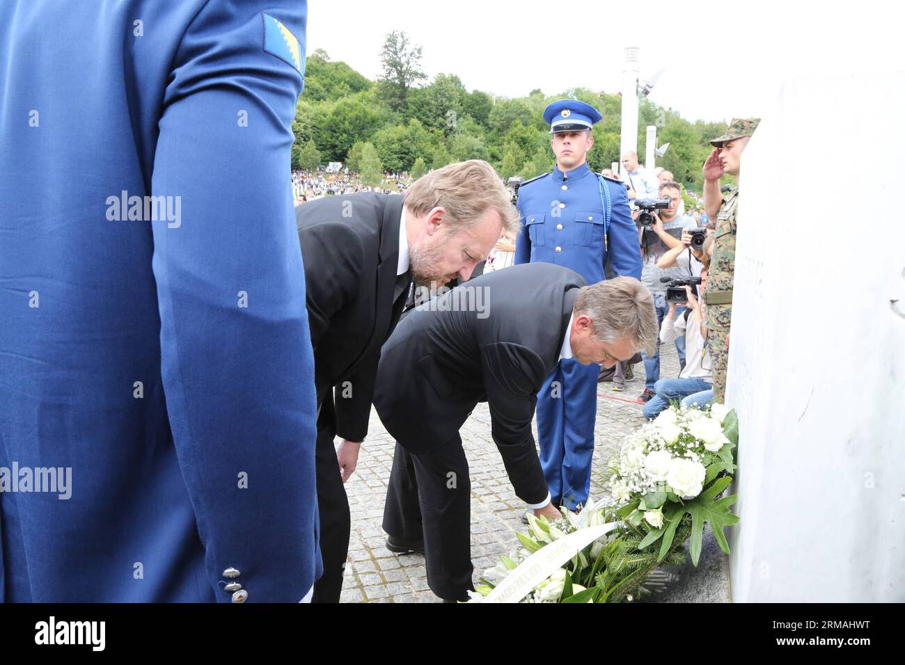 Bosnia ed Erzegovina (BiH) Presidente della Presidenza Bakir Izetbegovic (2nd L) e membro della Presidenza BiH Zeljko Komsic (3rd L) hanno gettato una corona durante un funerale a Potocari, vicino Srebrenica, Bosnia ed Erzegovina, 11 luglio 2014. Il funerale di 175 vittime recentemente identificate si è tenuto qui venerdì per commemorare il 19° anniversario del massacro di Srebrenica. Circa 7.000 uomini e ragazzi musulmani furono massacrati a Srebrenica e nei pressi dalle forze serbe bosniache nel luglio 1995, il peggior massacro in Europa dalla fine della seconda guerra mondiale (Xinhua/Haris Memija) (zjl) BIH-SREBRENICA-MASSACRE-19° ANIVERSARIO PUBLICATI Foto Stock