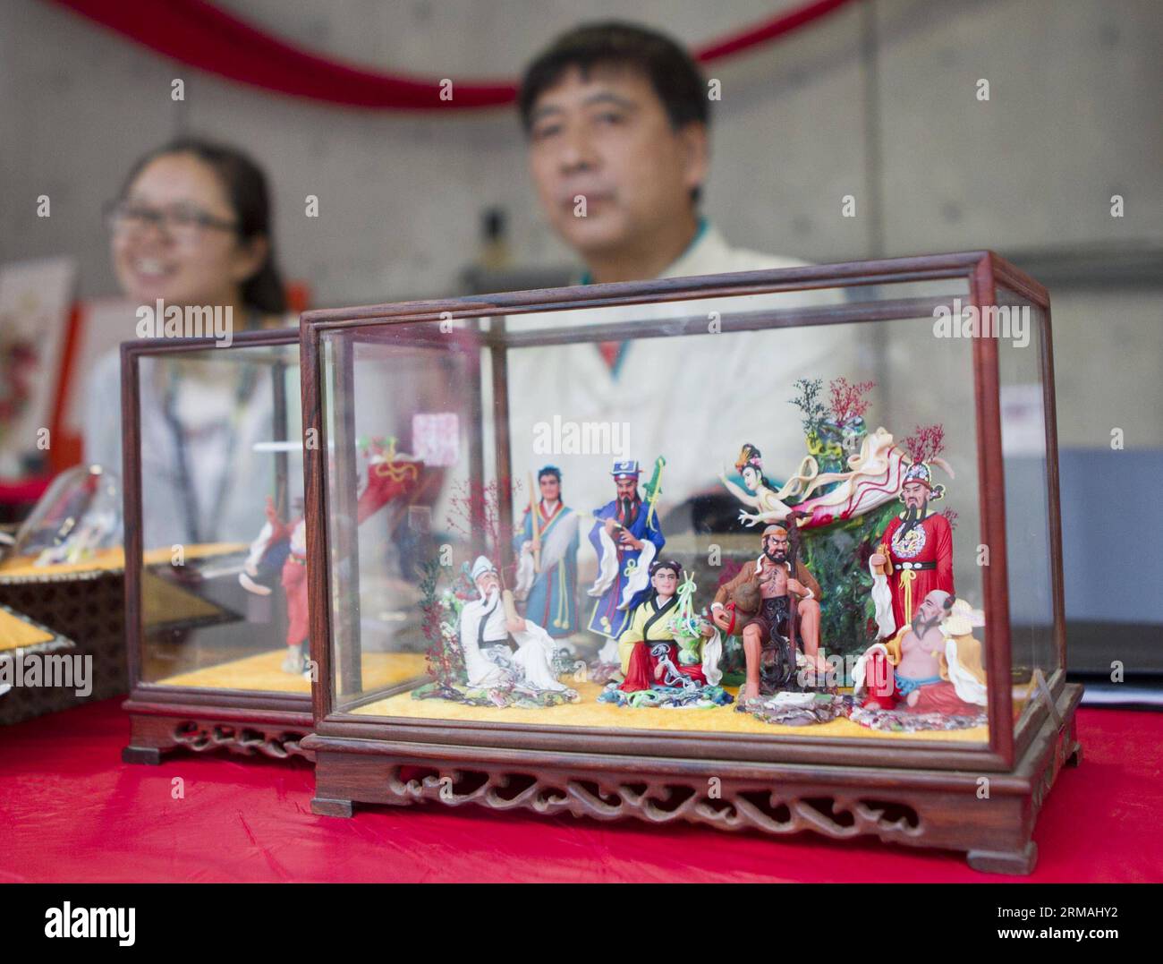 Le opere di modellazione dell'impasto cinese sono state viste durante il China Now Festival presso il centro Harbourfront di Toronto, in Canada, l'11 luglio 2014. Come un'esplorazione senza precedenti dell'arte, della cultura e dell'artigianato cinese contemporaneo con oltre 70 artisti, il festival di tre giorni ha fornito ai canadesi l'opportunità di conoscere la cultura e le tradizioni artistiche della Cina. (Xinhua/Zou Zheng) CANADA-TORONTO-CHINA NOW FESTIVAL PUBLICATIONxNOTxINxCHN Chinese Dough Modeling Works are Lakes durante il China Now Festival PRESSO l'Harbourfront Center di Toronto, Canada, 11 luglio 2014 Foto Stock