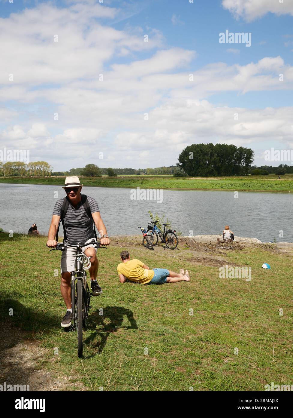 Persone che si godono il tempo libero lungo le rive della Loira in Francia Foto Stock