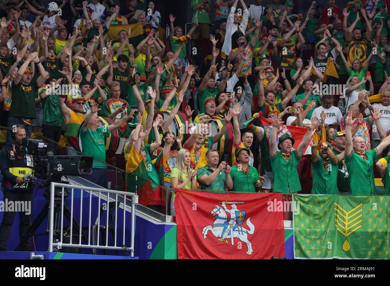 Pasay, Filippine. 27 agosto 2023. I tifosi lituani hanno visto il tifo durante la partita della Coppa del mondo di pallacanestro maschile FIBA 2023 tra Lituania e Messico al MOA Arena. Punteggio finale; Lituania 96:66 Messico. Credito: SOPA Images Limited/Alamy Live News Foto Stock