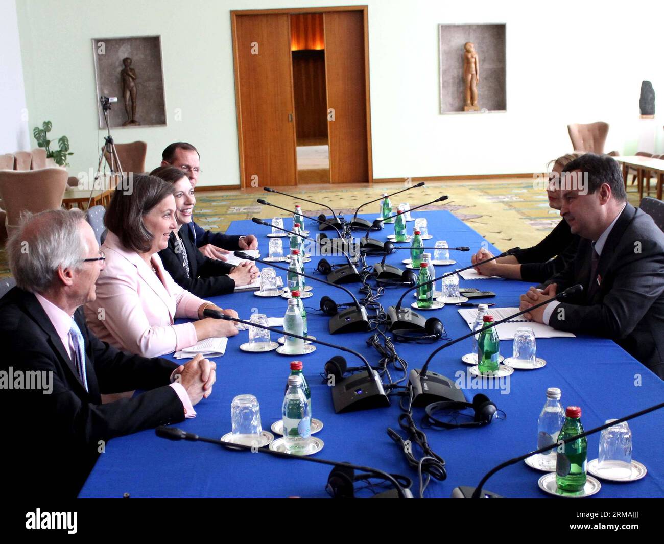 (140713) -- BELGRADO, 13 luglio 2014 (Xinhua) -- Victoria Nuland (2nd L), Vice Segretario di Stato degli Stati Uniti per gli affari europei ed eurasiatici, e il Ministro degli Esteri serbo Ivica Dacic (1st R) tengono una riunione a Belgrado, serbia, 13 luglio 2014. Victoria Nuland ha dichiarato domenica che gli Stati Uniti sono soddisfatti dei progressi compiuti dalla Serbia in seguito alle elezioni di marzo. (Xinhua/Nemanja Cabric) SERBIA-BELGRADO-US-NULAND-MEETING PUBLICATIONxNOTxINxCHN Belgrado 13 luglio 2014 XINHUA Victoria Nuland 2nd l US Assistant Secretary of State for European and EURASIAN Affairs and Serbian Foreign M Foto Stock