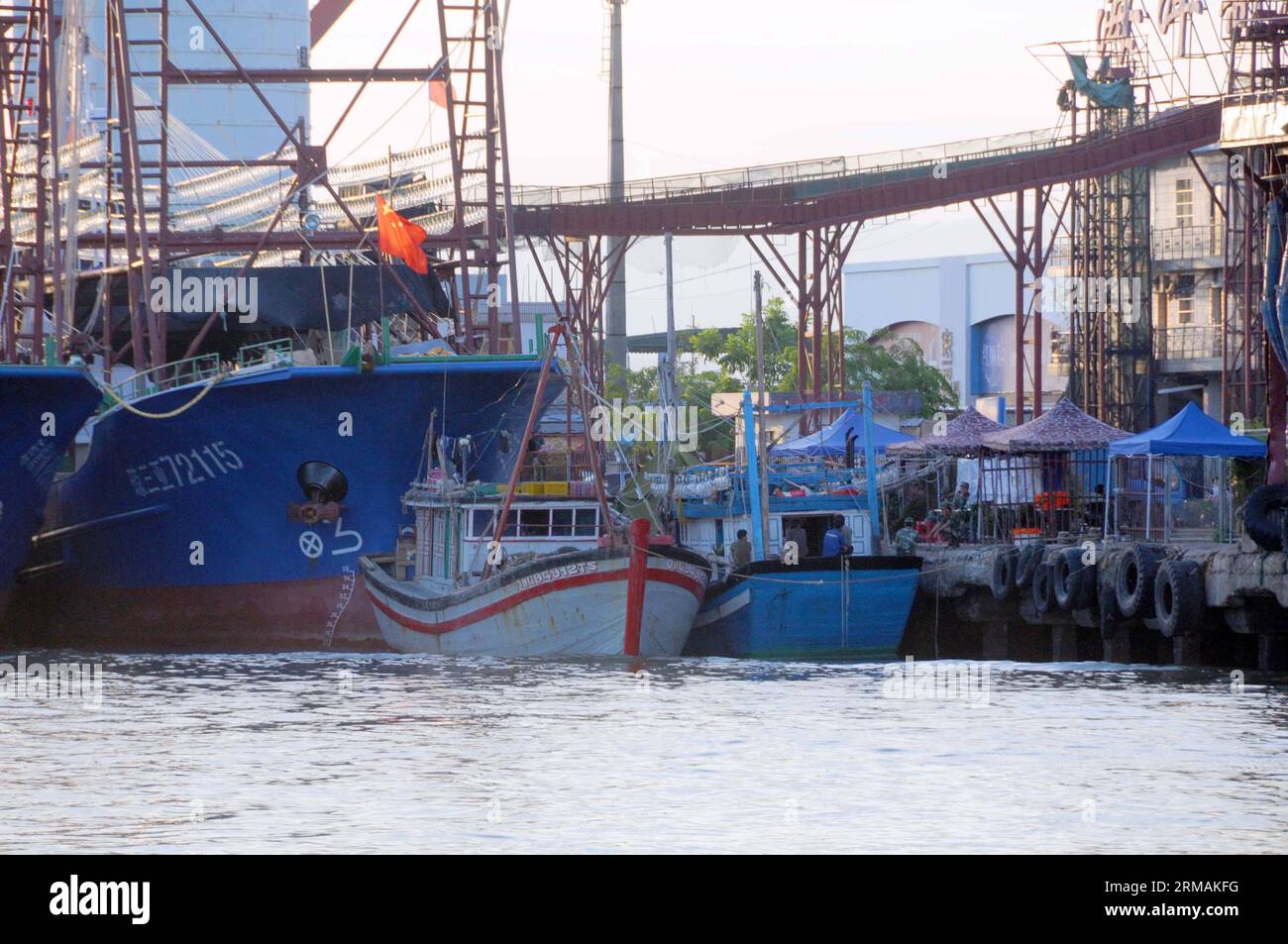La foto scattata il 4 luglio 2014 mostra la nave da pesca vietnamita ormeggiata in un porto di Sanya, nella provincia di Hainan nella Cina meridionale. La guardia costiera cinese ha individuato due pescherecci vietnamiti operanti nelle acque territoriali cinesi al largo della città di Sanya, nella provincia di Hainan, rispettivamente il 25 giugno e il 3 luglio, il quartier generale della guardia costiera cinese ha dichiarato il 15 luglio. I due pescherecci, QB93256TS e QNg-94912-TS, avevano rispettivamente a bordo sette e sei pescatori. Seguendo le leggi cinesi sulla pesca, la guardia costiera confiscò una delle navi, e tutti gli strumenti di pesca e i raccolti di entrambe le barche. I capitani di Foto Stock