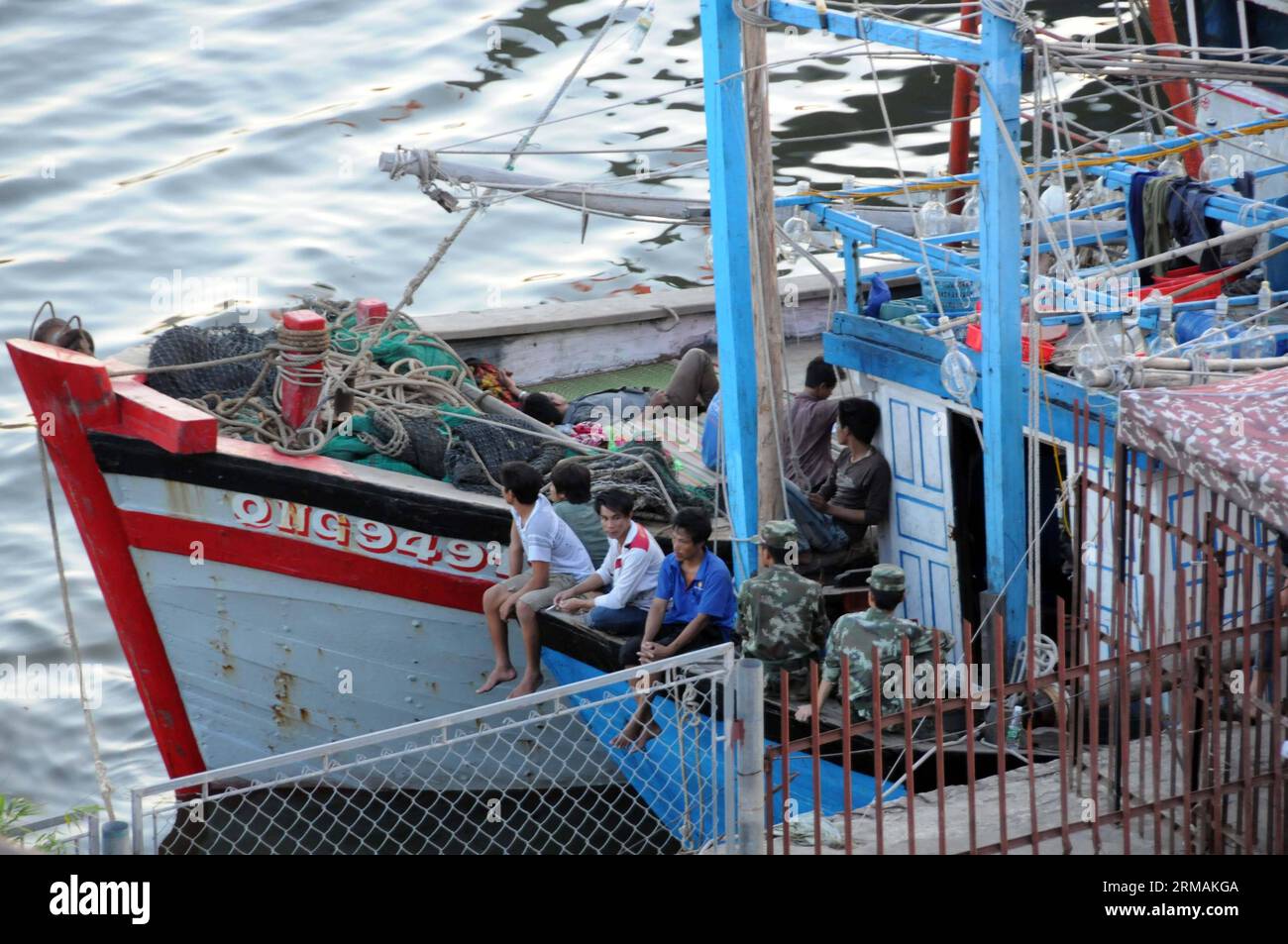 La foto scattata il 4 luglio 2014 mostra la nave da pesca vietnamita ormeggiata in un porto di Sanya, nella provincia di Hainan nella Cina meridionale. La guardia costiera cinese ha individuato due pescherecci vietnamiti operanti nelle acque territoriali cinesi al largo della città di Sanya, nella provincia di Hainan, rispettivamente il 25 giugno e il 3 luglio, il quartier generale della guardia costiera cinese ha dichiarato il 15 luglio. I due pescherecci, QB93256TS e QNg-94912-TS, avevano rispettivamente a bordo sette e sei pescatori. Seguendo le leggi cinesi sulla pesca, la guardia costiera confiscò una delle navi, e tutti gli strumenti di pesca e i raccolti di entrambe le barche. I capitani di Foto Stock
