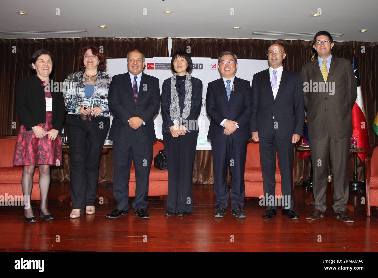 (140716) -- SAN ISIDRO, 156 luglio 2014 (Xinhua) -- (da L a R) il ministro degli alloggi e dell'urbanistica del Cile Maria Paulina Saball, il segretario degli alloggi del Brasile Inez da Silva, il ministro degli alloggi, delle costruzioni e delle sanificazione del Perù Milton von Hesse, l'ambasciatore cinese in Perù Huang Minhui, il Vicepresidente dell'Accademia cinese delle Scienze sociali (CASS) li Yang, il rappresentante della Banca interamericana di sviluppo (IBD) Fidel Jaramillo e il Ministro dello sviluppo urbano e degli alloggi dell'Ecuador Diego Aulestia si sono potuti per le foto durante il Summit della politica e della conoscenza in America Latina-Cina , nel corso del quale si è tenuto il primo incontro tra Stati Uniti e Cina Foto Stock