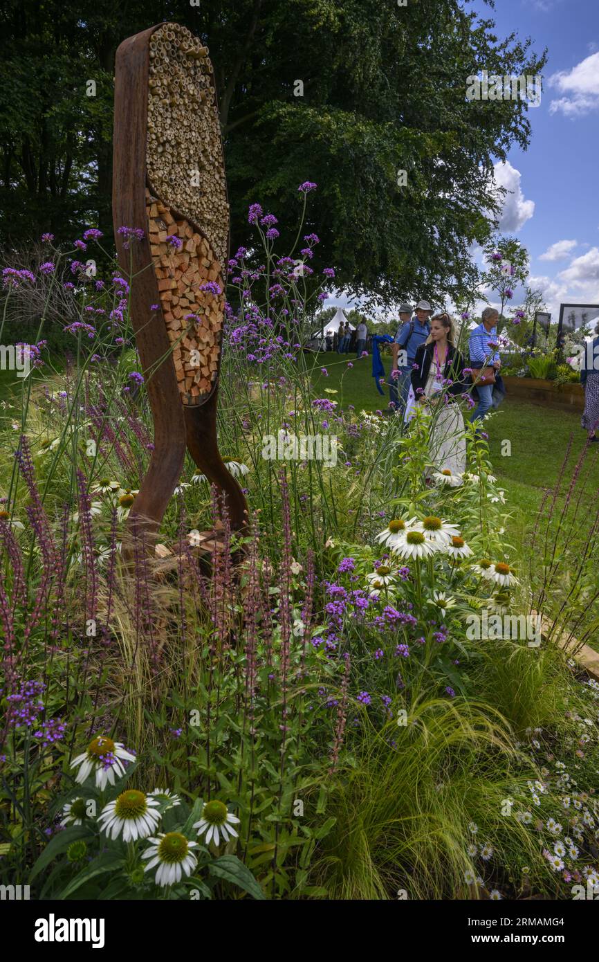 Visitatori per habitat e fiori di insetti - partecipazione a un concorso di orticoltura, RHS Tatton Park Flower Show 2023 Showground, Cheshire, Inghilterra, Regno Unito. Foto Stock