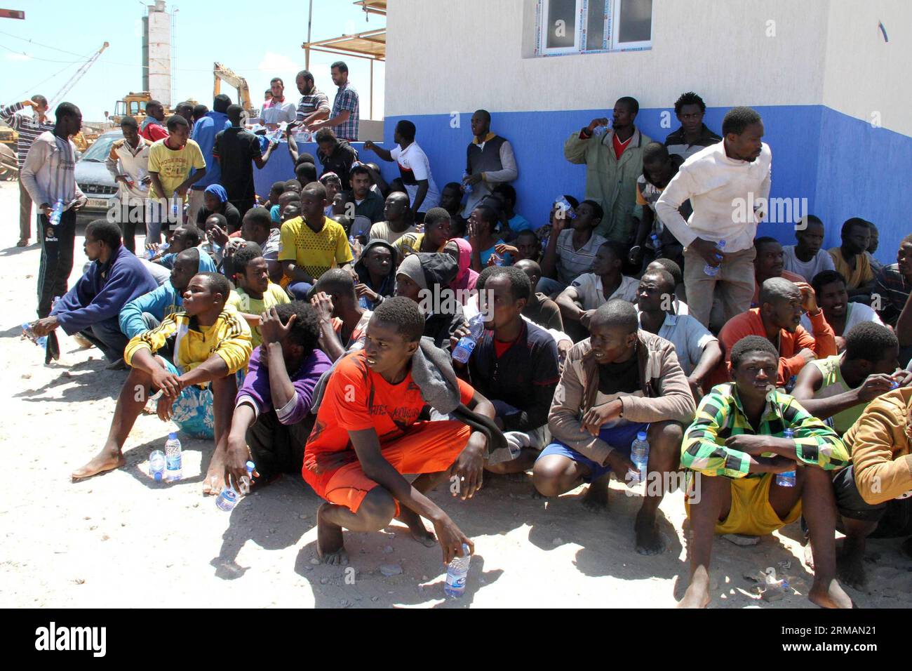 (140717) -- QARA BOLLE, 17 luglio 2014 (Xinhua) -- alcuni immigrati clandestini siedono a terra dopo essere stati salvati al largo della costa di Qara bolle, in Libia, il 17 luglio. La guardia costiera libica ha salvato circa 100 immigrati clandestini a circa 40 chilometri al largo della costa di Qara bolle. La Libia è da tempo un punto di transito per i migranti che cercano di raggiungere Malta, l'Italia e altri luoghi in Europa a causa della sua vicinanza e del controllo delle frontiere relativamente lento. (Xinhua/Hamza Turkia) LIBIA-QARA BOLLE-IMMIGRATI CLANDESTINI PUBLICATIONxNOTxINxCHN Qara bolle 17 luglio 2014 XINHUA alcuni immigrati clandestini siedono A terra dopo B. Foto Stock