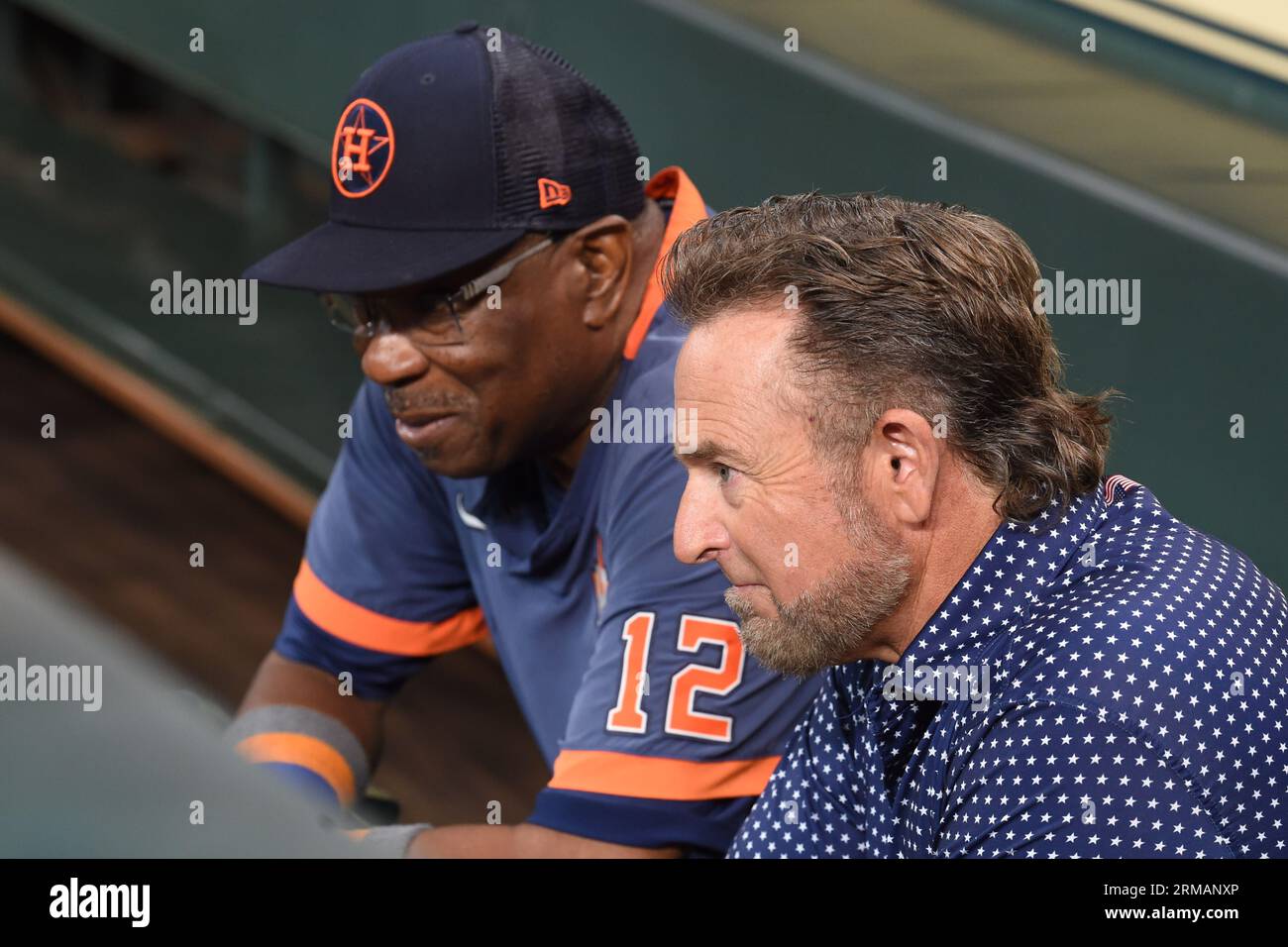 Il manager degli Houston Astros Dusty Baker Jr. (12) e la MLB NetworkÕs Kevin Millar chiacchierarono prima della partita della MLB tra i Boston Red Sox e gli Houston AST Foto Stock