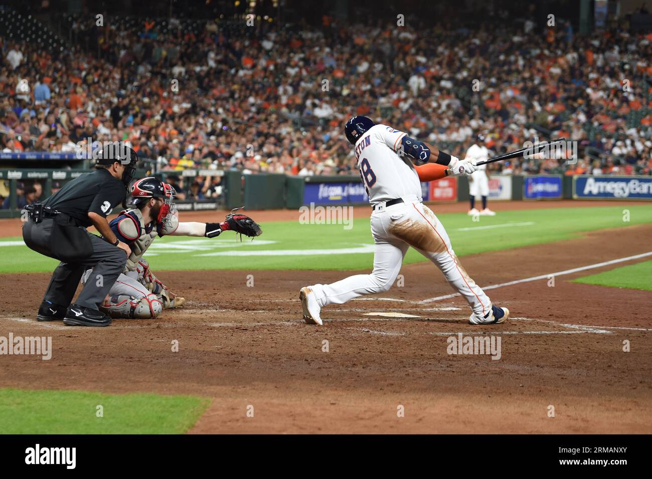 La prima base degli Houston Astros Jon Singleton (28) batté una doppia regola del terreno nel sesto inning della partita della MLB tra i Boston Red Sox e gli Houst Foto Stock