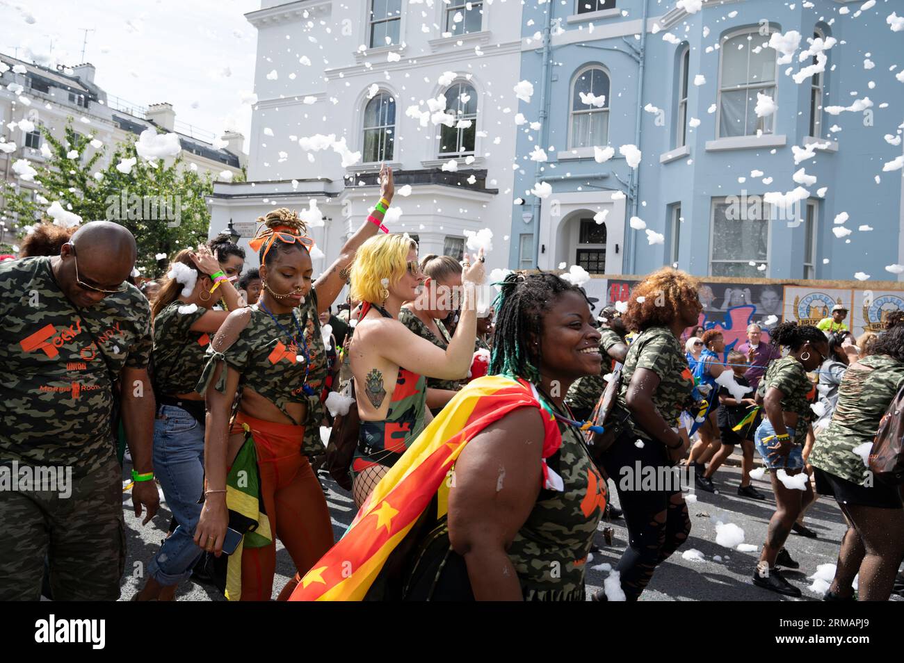 Il 27 agosto 2023 centinaia di migliaia di festeggiamenti festeggiano il primo giorno di Carnevale a Notting Hill, West London, Inghilterra, lanciando una p Foto Stock