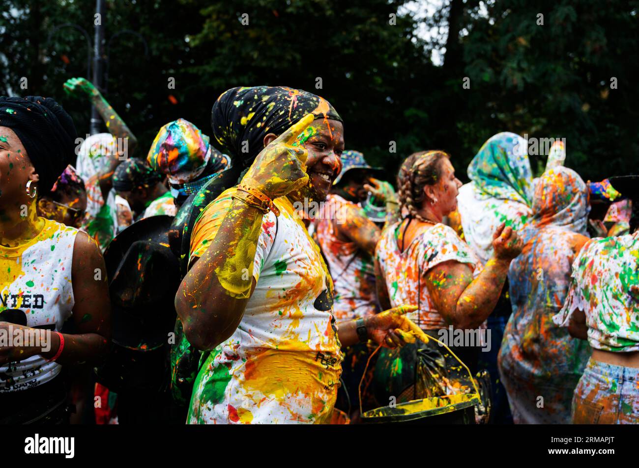 Il 27 agosto 2023 centinaia di migliaia di festeggiamenti festeggiano il primo giorno di Carnevale a Notting Hill, West London, Inghilterra, lanciando una p Foto Stock