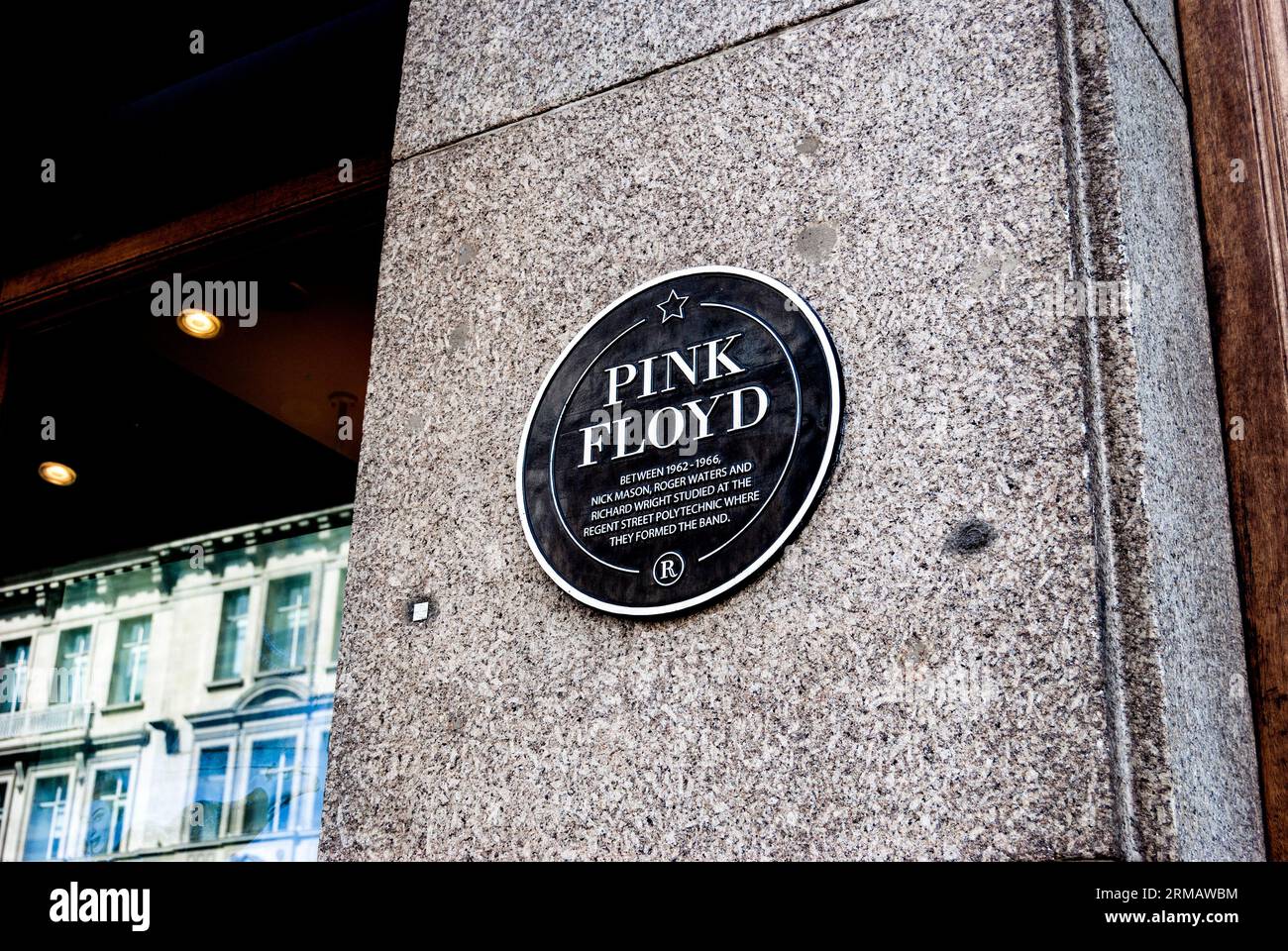 Targa commemorativa rotonda nera che indica il luogo in cui la rock band Pink Floyd ha studiato al Regent Street Polytechnic di Londra Foto Stock