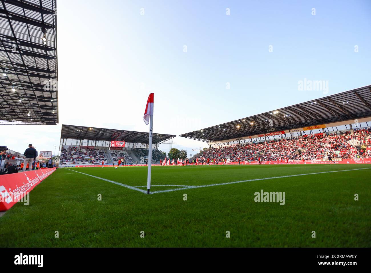 Essen, Germania, 27.08.2023. Rot-Weiss Essen vs. SC Preussen Muenster, calcio, 3. Liga, giorno 4, stagione 2023/2024. LE NORMATIVE Stadion an der Hafenstrasse, Essen DFL VIETANO L'USO DI FOTOGRAFIE COME SEQUENZE DI IMMAGINI E/O QUASI-VIDEO. Credito: NewsNRW / Alamy Live News Foto Stock
