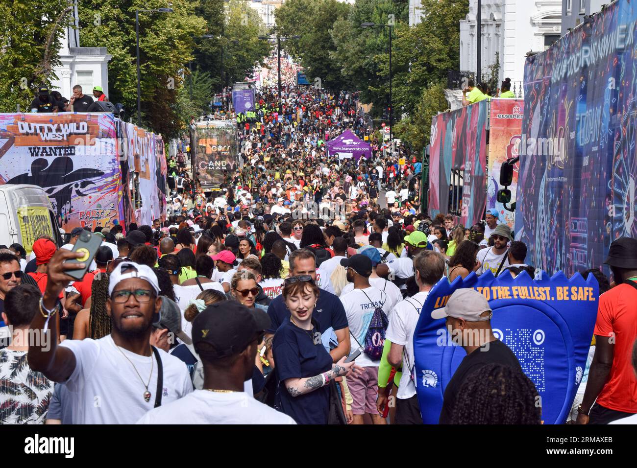 Londra, Inghilterra, Regno Unito. 27 agosto 2023. La folla si prepara per le strade all'inizio del Carnevale 2023 di Notting Hill. (Immagine di credito: © Vuk Valcic/ZUMA Press Wire) SOLO USO EDITORIALE! Non per USO commerciale! Foto Stock