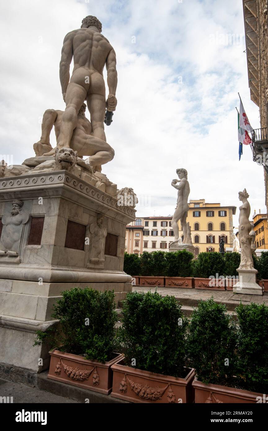 Una delle grandi statue di Ercole e Caco all'ingresso principale del XIII secolo Palazzo Vecchio (municipio di Firenze e museo d'arte sul Foto Stock