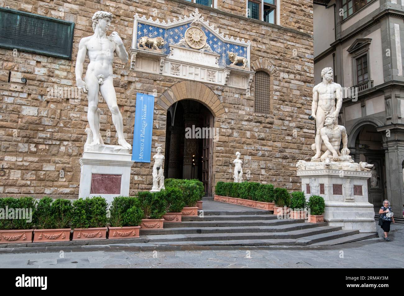 Le due statue in marmo più piccole sono di un maschio e una femmina con foglie di fico. Fanno parte della termini reggicatena, termine italiano per «soggiorni a catena» Foto Stock