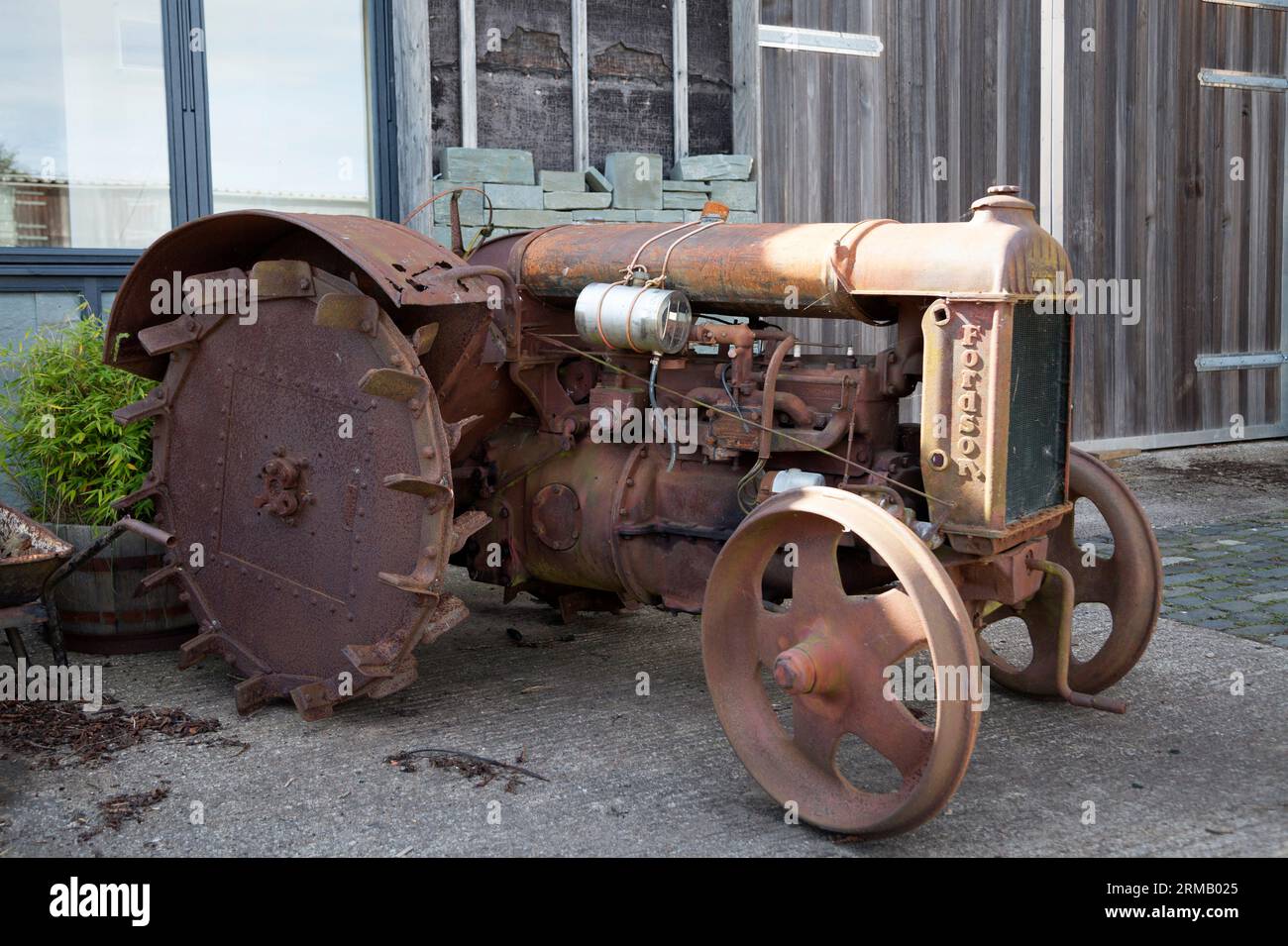 Trattore Fordson vecchio e arrugginito. Foto Stock