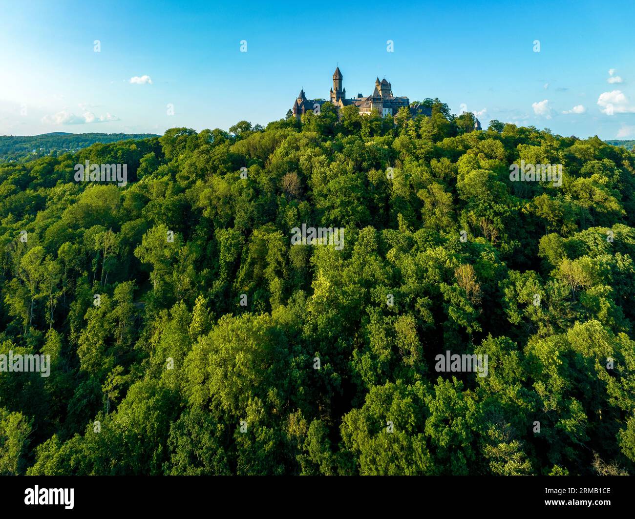 Castello medievale a Braunfels, Assia, Germania, con molte aggiunte successive, sulla cima di una collina coperta da una foresta verde. Vista aerea dei droni in estate Foto Stock