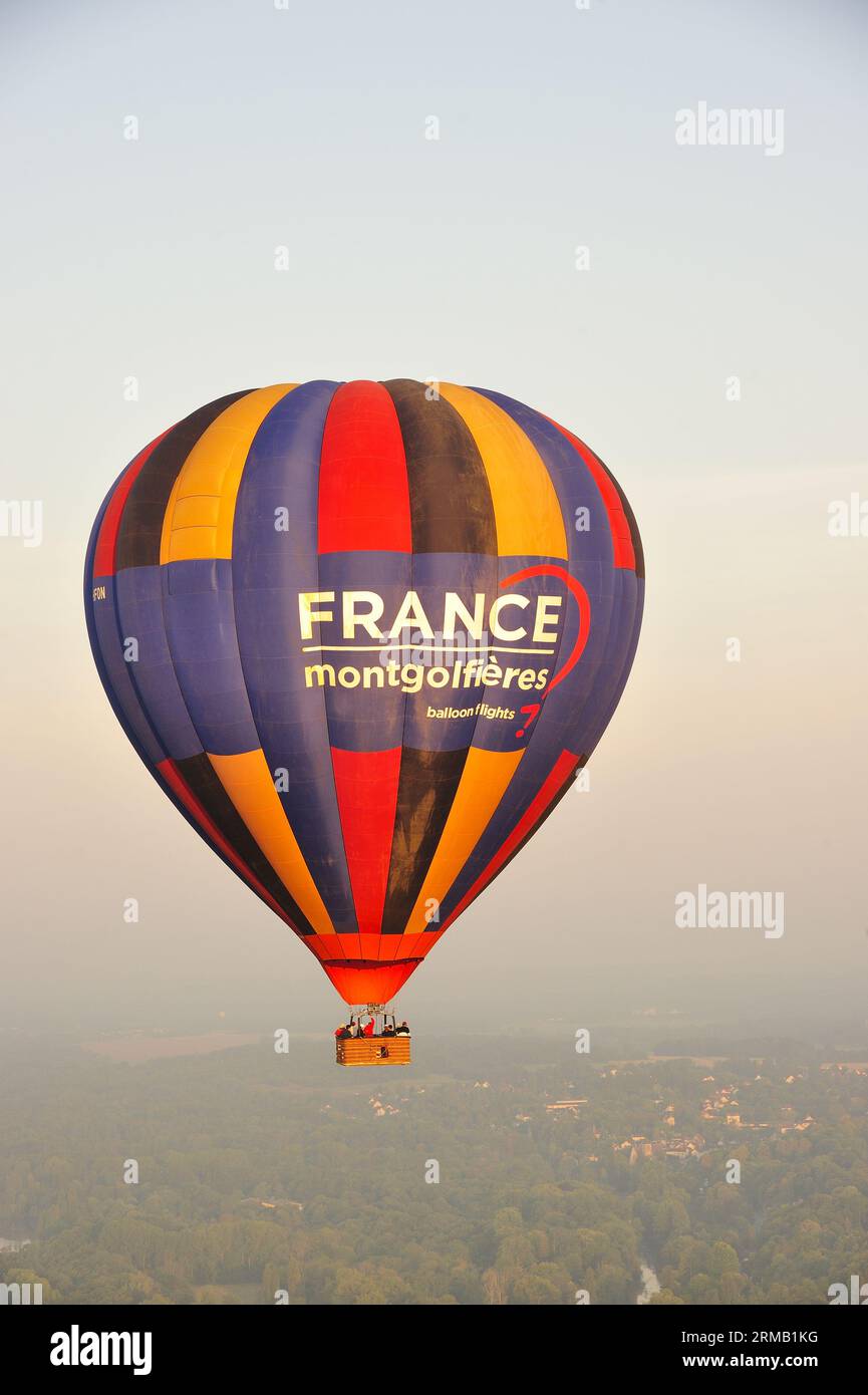 FRANCIA. SEINE-ET-MARNE (77) VOLO IN MONGOLFIERA (VISTA AEREA) DELLA VALLE DI LOING Foto Stock