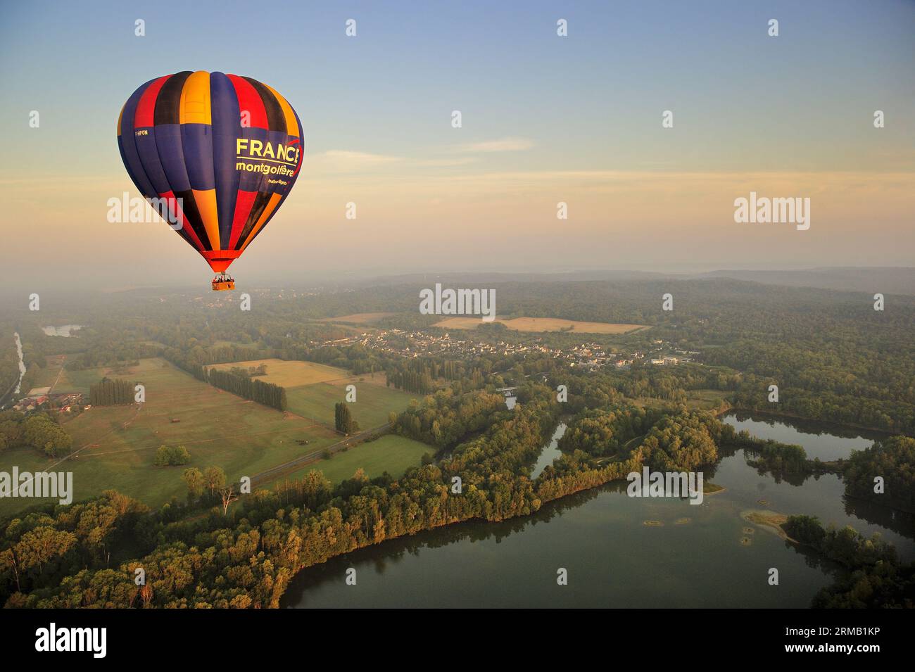 FRANCIA. SEINE-ET-MARNE (77) VOLO IN MONGOLFIERA (VISTA AEREA) DELLA VALLE DI LOING. AREA NATURALE E STAGNI DI PLAINE DE SORQUES Foto Stock