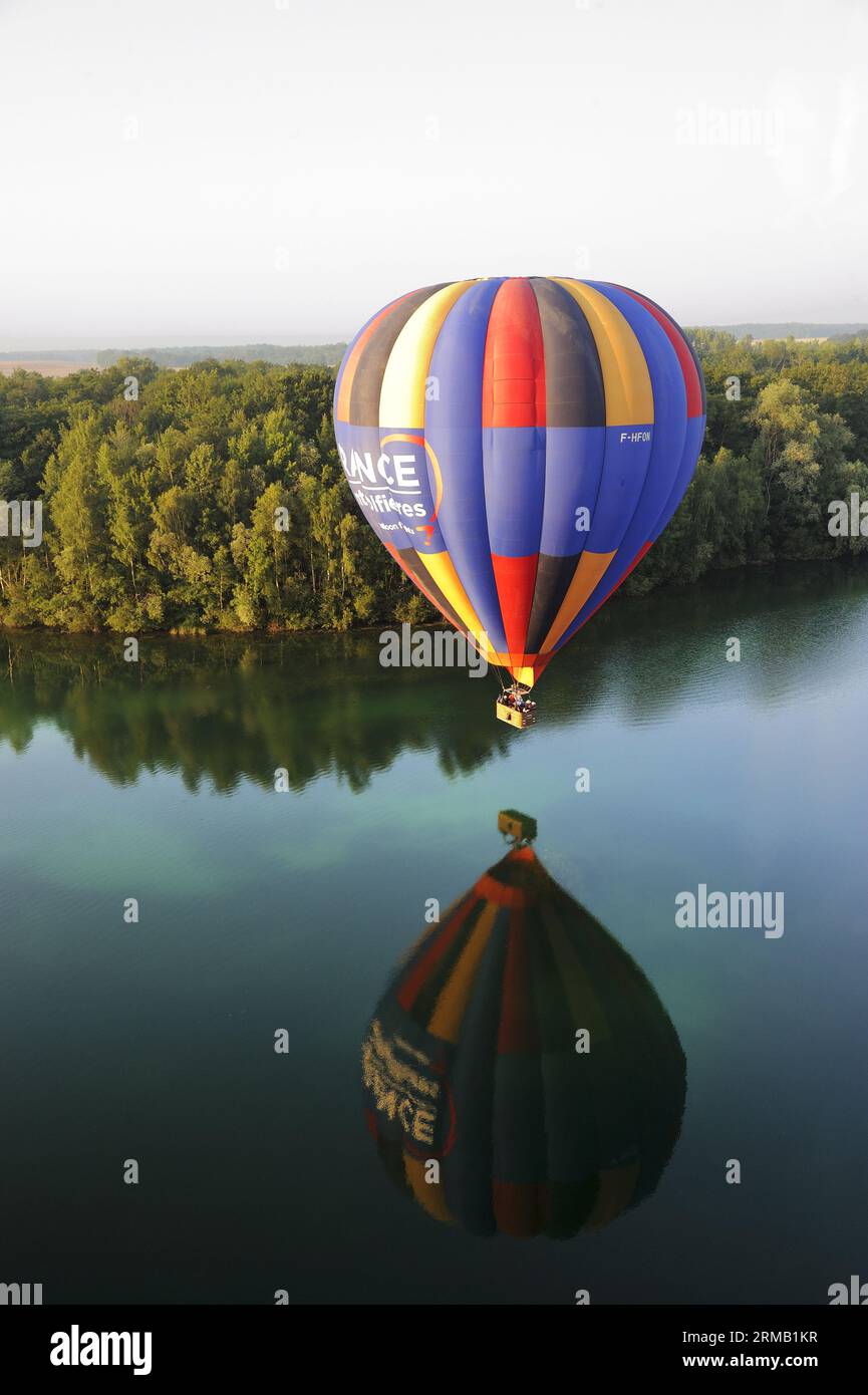 FRANCIA. SEINE-ET-MARNE (77) VOLO IN MONGOLFIERA (VISTA AEREA) SOPRA LA VALLE DEL LOING E LA FORESTA DI FONTAINEBLEAU, STAGNI INTORNO AL VILLAGGIO DI GR Foto Stock