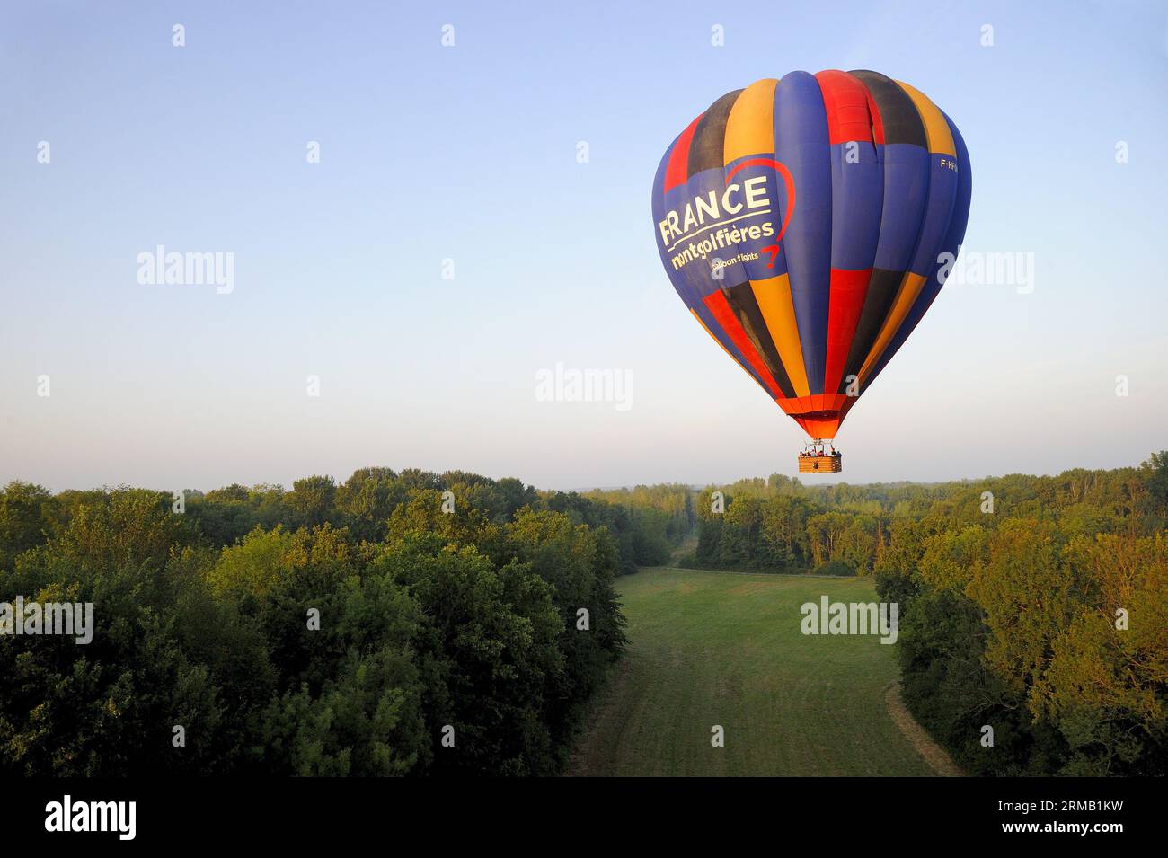 FRANCIA. SEINE-ET-MARNE (77) VOLO IN MONGOLFIERA (VISTA AEREA) DELLA VALLE DEL LOING E DELLA FORESTA DI FONTAINEBLEAU Foto Stock