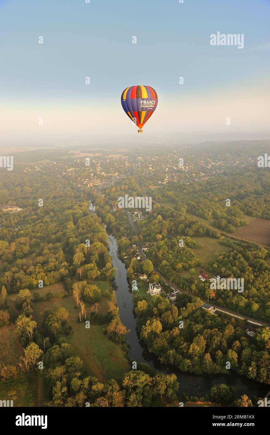 FRANCIA. SENNA-ET-MARNE (77) VISTA AEREA DI UNA MONGOLFIERA CHE SORVOLA IL VILLAGGIO DI MONTIGNY-SUR-LOING (VALLE DI LOING) Foto Stock