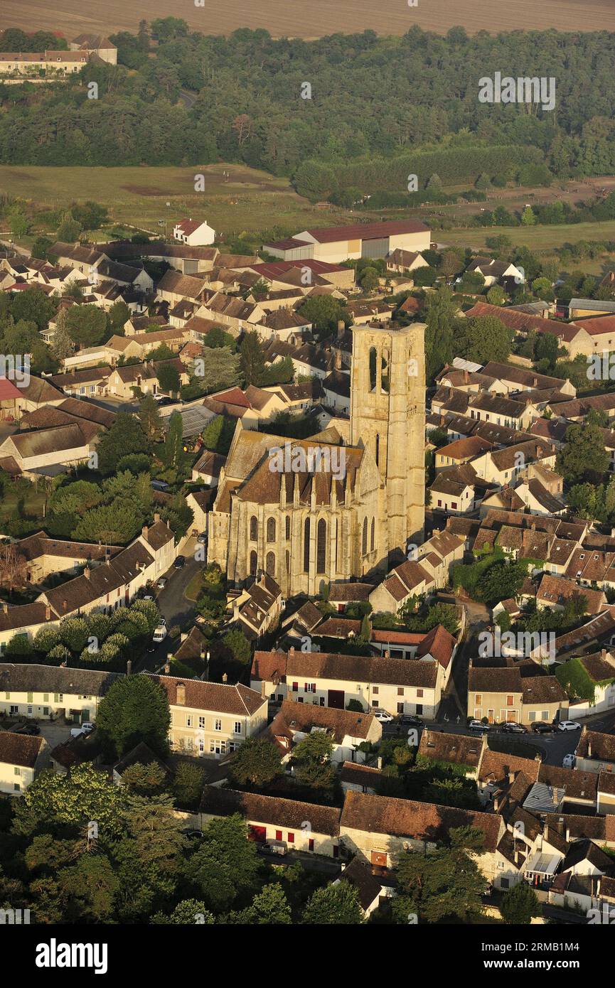 FRANCIA. SEINE-ET-MARNE (77) VEDUTA AEREA DELLA VALLE DEL LOING (FORESTA DI FONTAINEBLEAU). VILLAGGIO DI LARCHANT, CHIESA DI SAINT-MATHURIN Foto Stock
