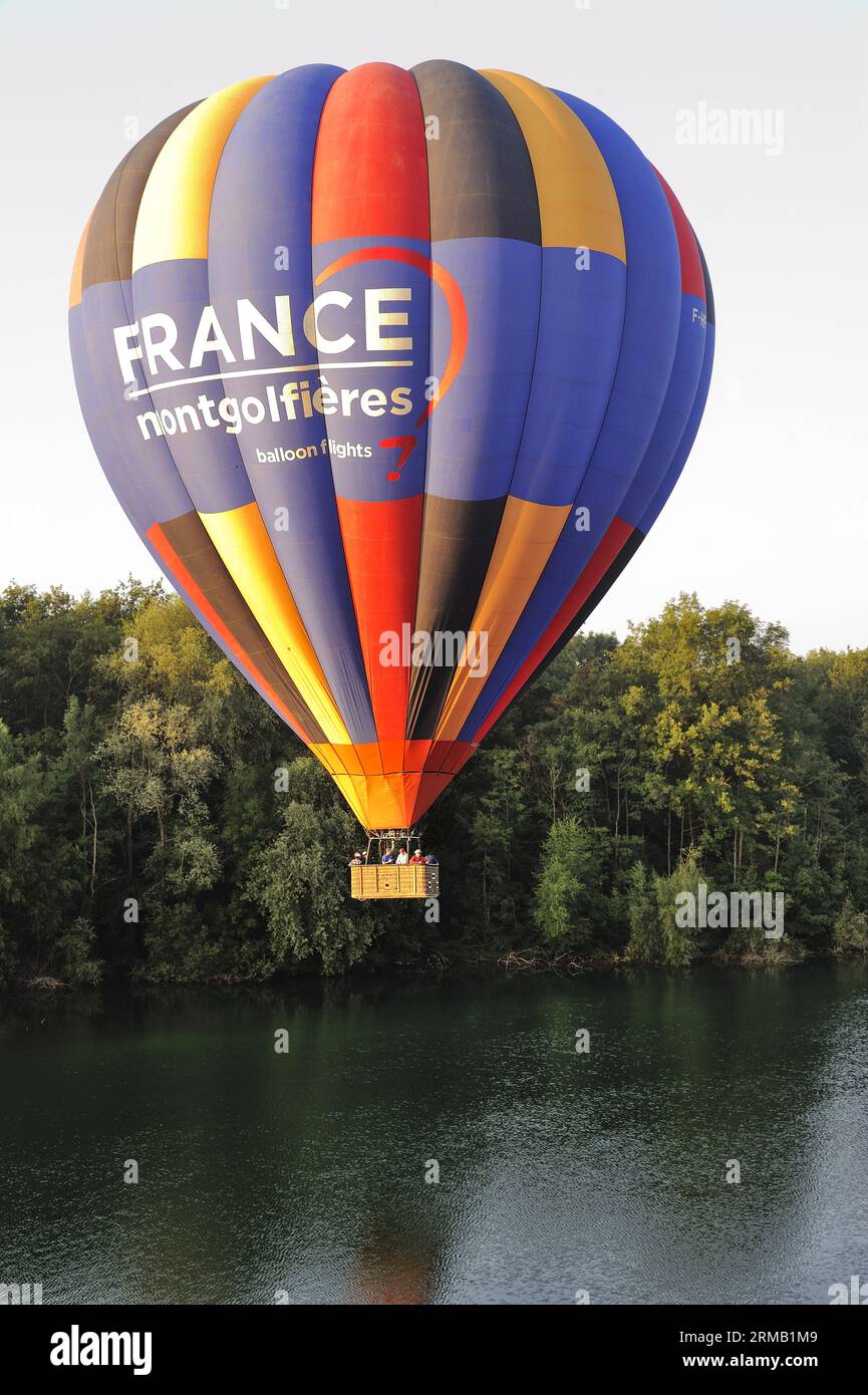 FRANCIA. SEINE-ET-MARNE (77) VOLO IN MONGOLFIERA (VISTA AEREA) DELLA VALLE DEL LOING E DELLA FORESTA DI FONTAINEBLEAU Foto Stock