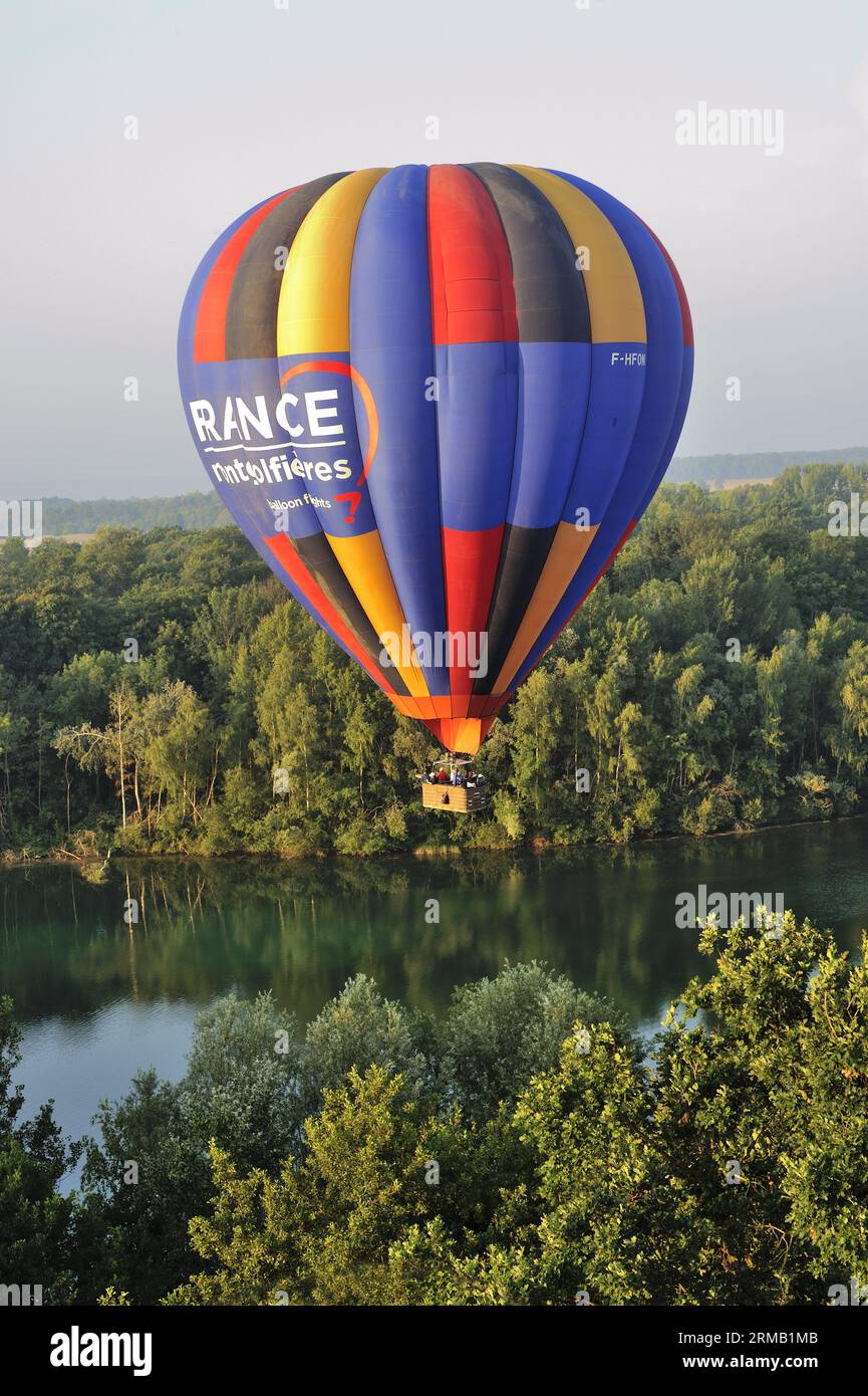 FRANCIA. SEINE-ET-MARNE (77) VOLO IN MONGOLFIERA (VISTA AEREA) DELLA VALLE DEL LOING E DELLA FORESTA DI FONTAINEBLEAU Foto Stock