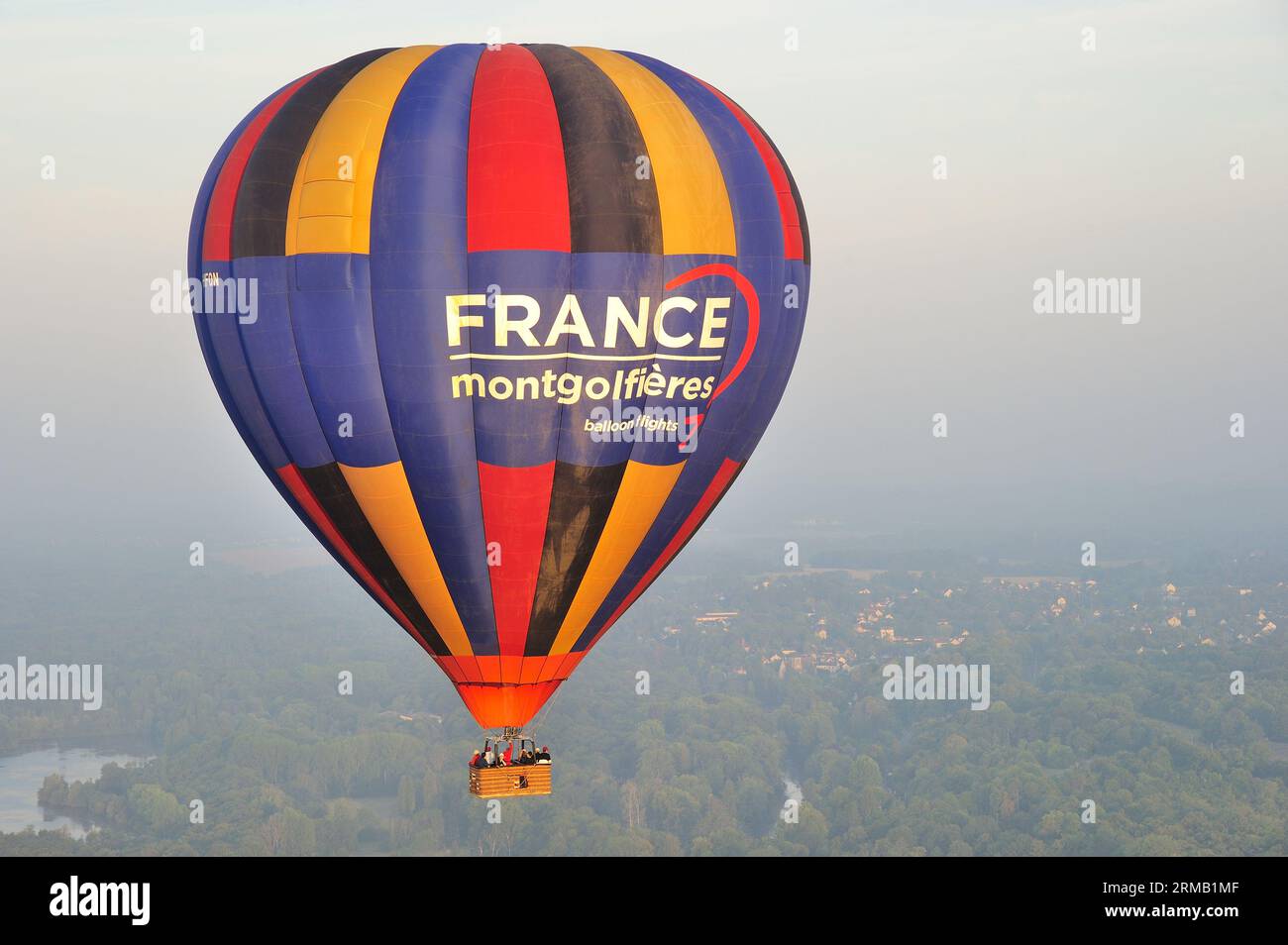 FRANCIA. SEINE-ET-MARNE (77) VOLO IN MONGOLFIERA (VISTA AEREA) DELLA VALLE DI LOING Foto Stock