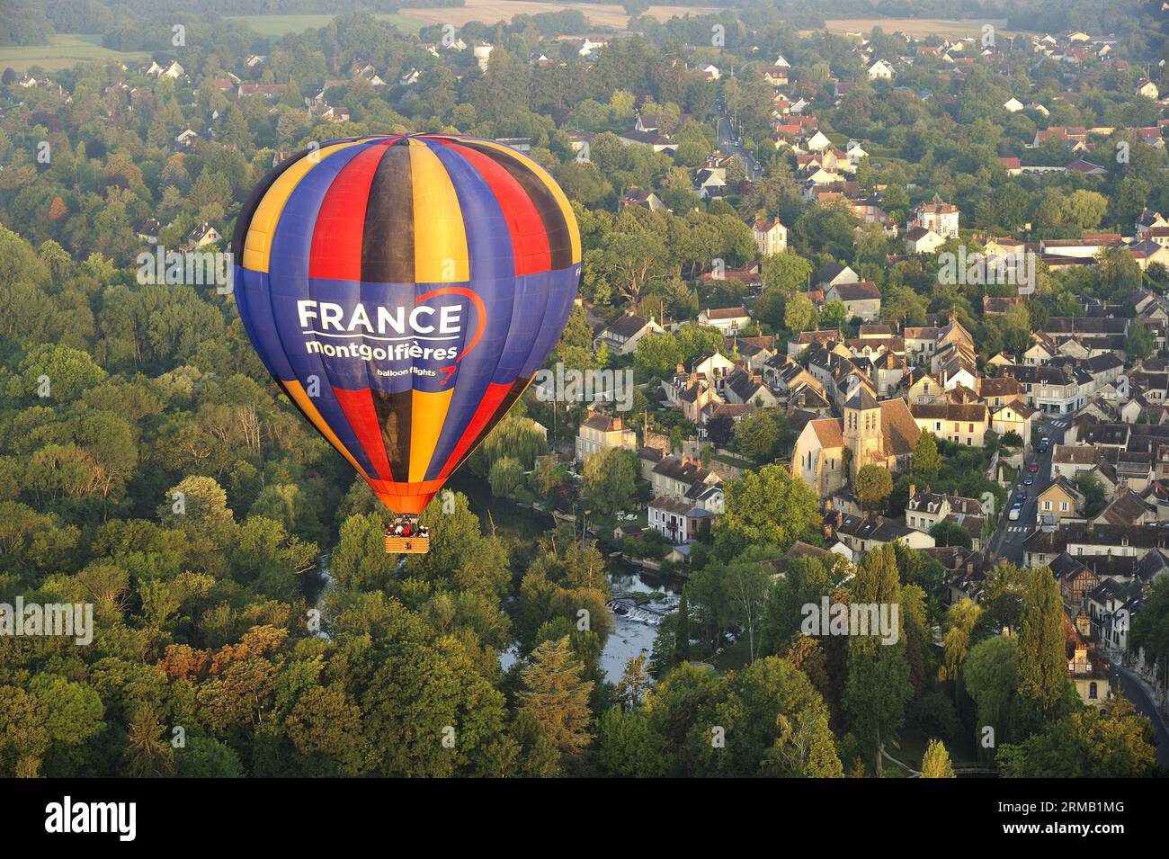 FRANCIA. SENNA-ET-MARNE (77) VISTA AEREA DI UNA MONGOLFIERA CHE SORVOLA IL VILLAGGIO DI MONTIGNY-SUR-LOING (VALLE DI LOING) Foto Stock