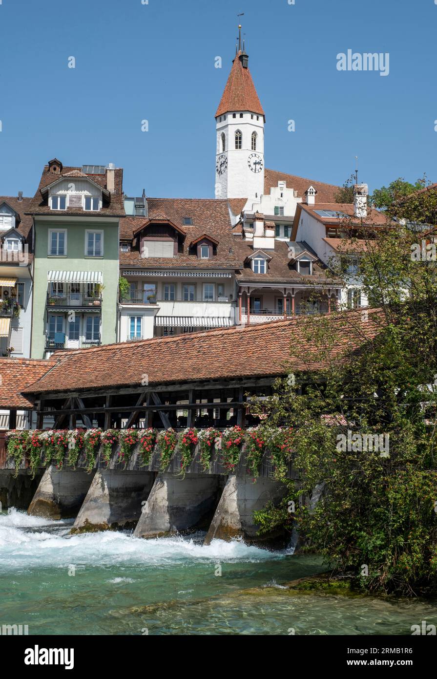 Il fiume Aare che attraversa il centro di Thun, Canton Berna, Svizzera. Foto Stock