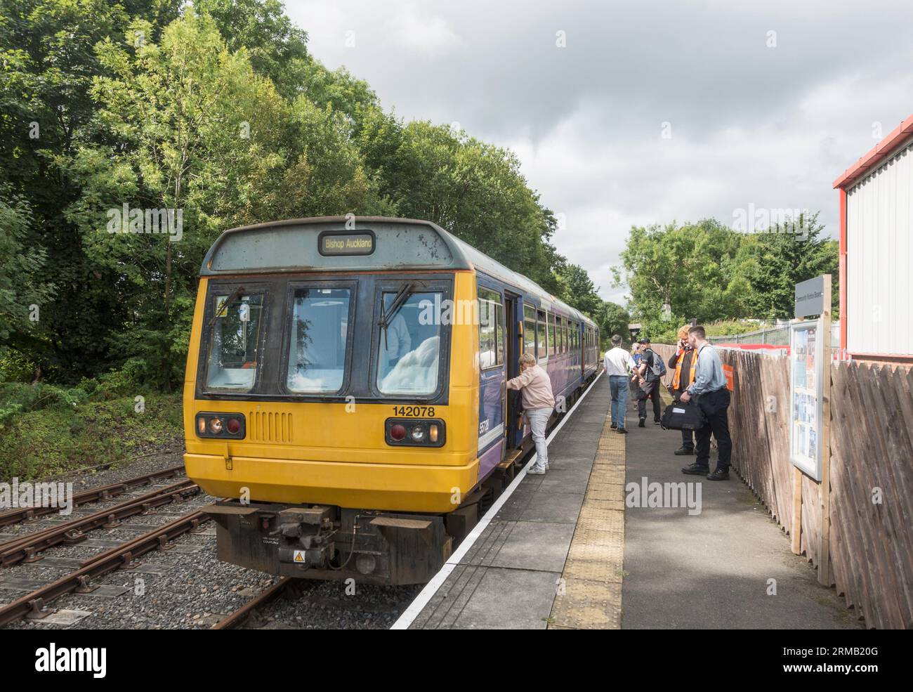 Passeggeri a bordo di un treno Pacer alla stazione di Bishop Auckland sulla Weardale Railway, Inghilterra, Regno Unito Foto Stock
