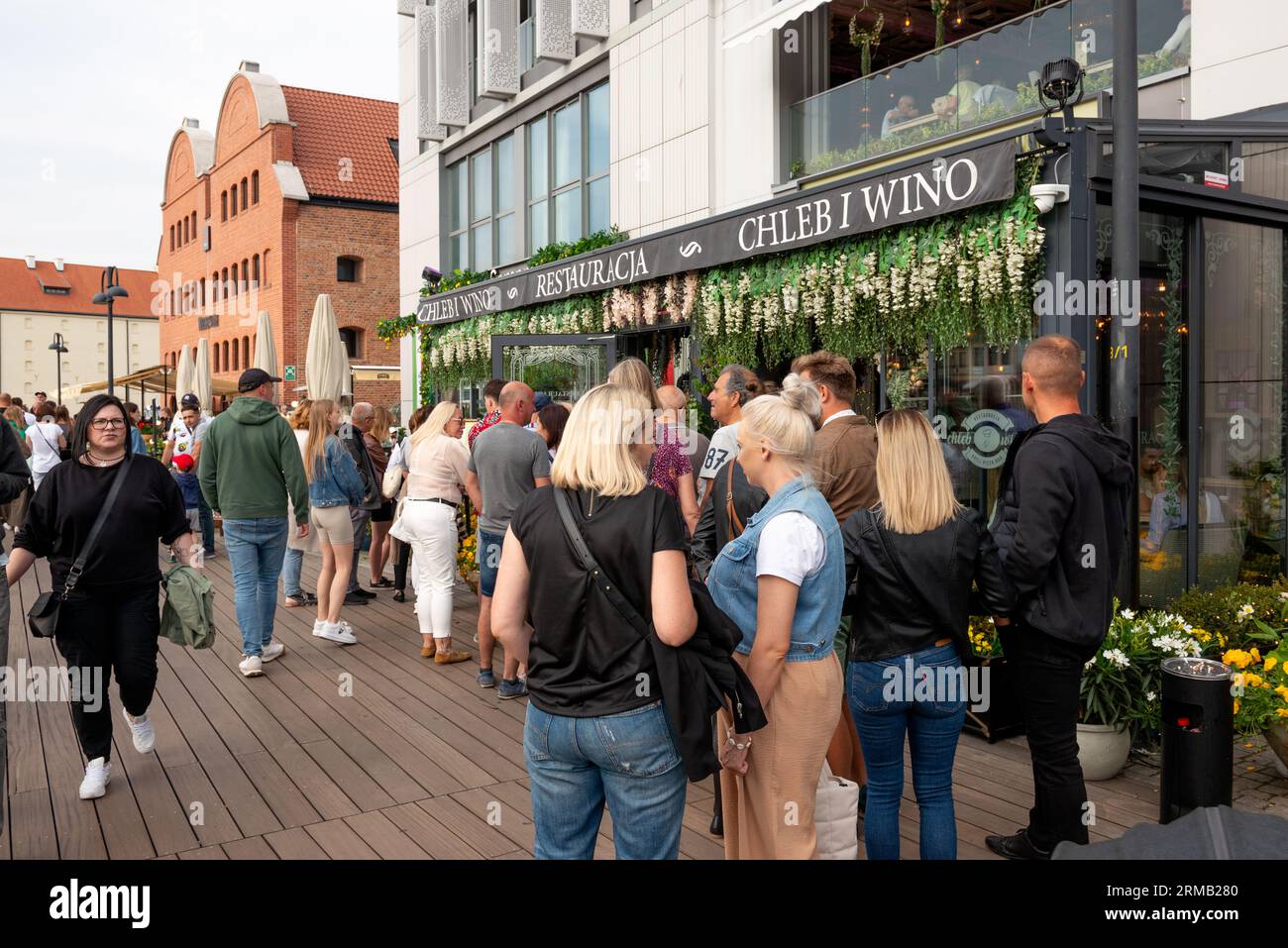 I turisti fanno la fila all'esterno di Chleb i Wino o del ristorante Pane e vino nella città vecchia di Danzica, Polonia Foto Stock