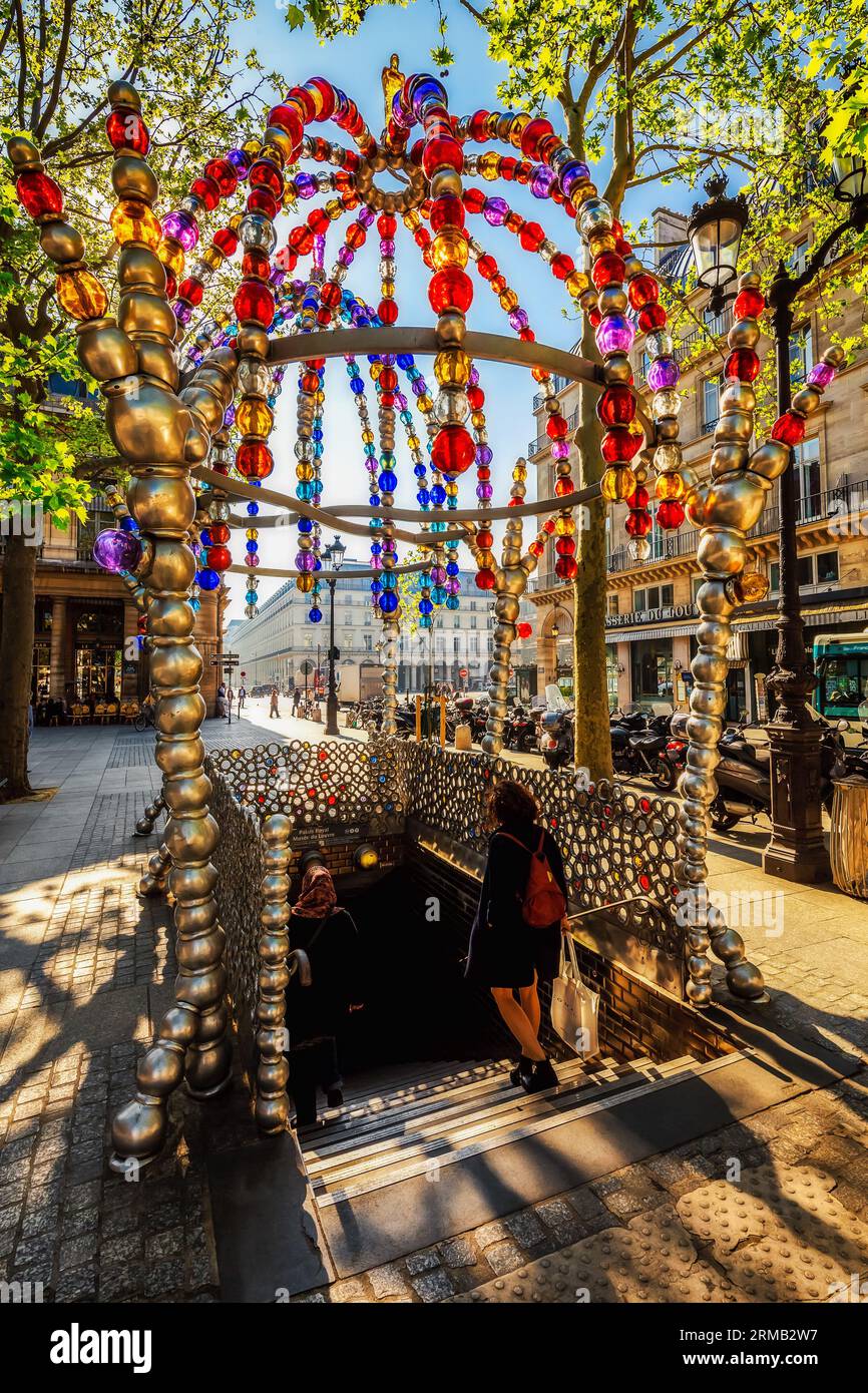 FRANCIA. PARIGI (75) 1° DISTRETTO. POSIZIONA COLETTE. INGRESSO ALLA METROPOLITANA PALAIS ROYAL - CHIOSCO NOTTURNO AMBULES - CON JEAN-MICHEL OTHONIEL Foto Stock