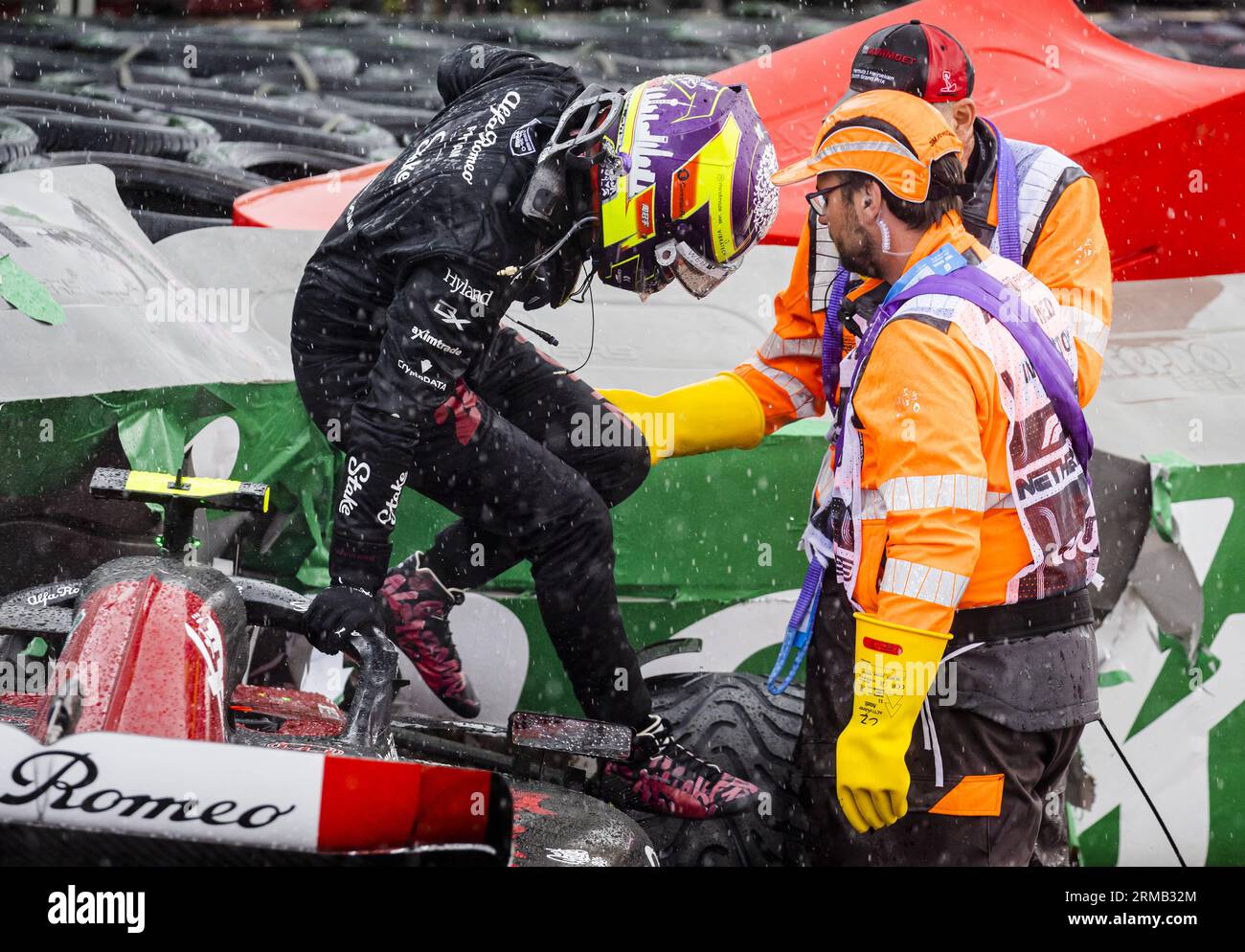 ZANDVOORT - Zhou Guanyu (Alfa Romeo) si schianta durante il Gran Premio di F1 dei Paesi Bassi sul circuito Zandvoort il 27 agosto 2023 a Zandvoort, Paesi Bassi. ANP SEM VAN DER WAL Foto Stock