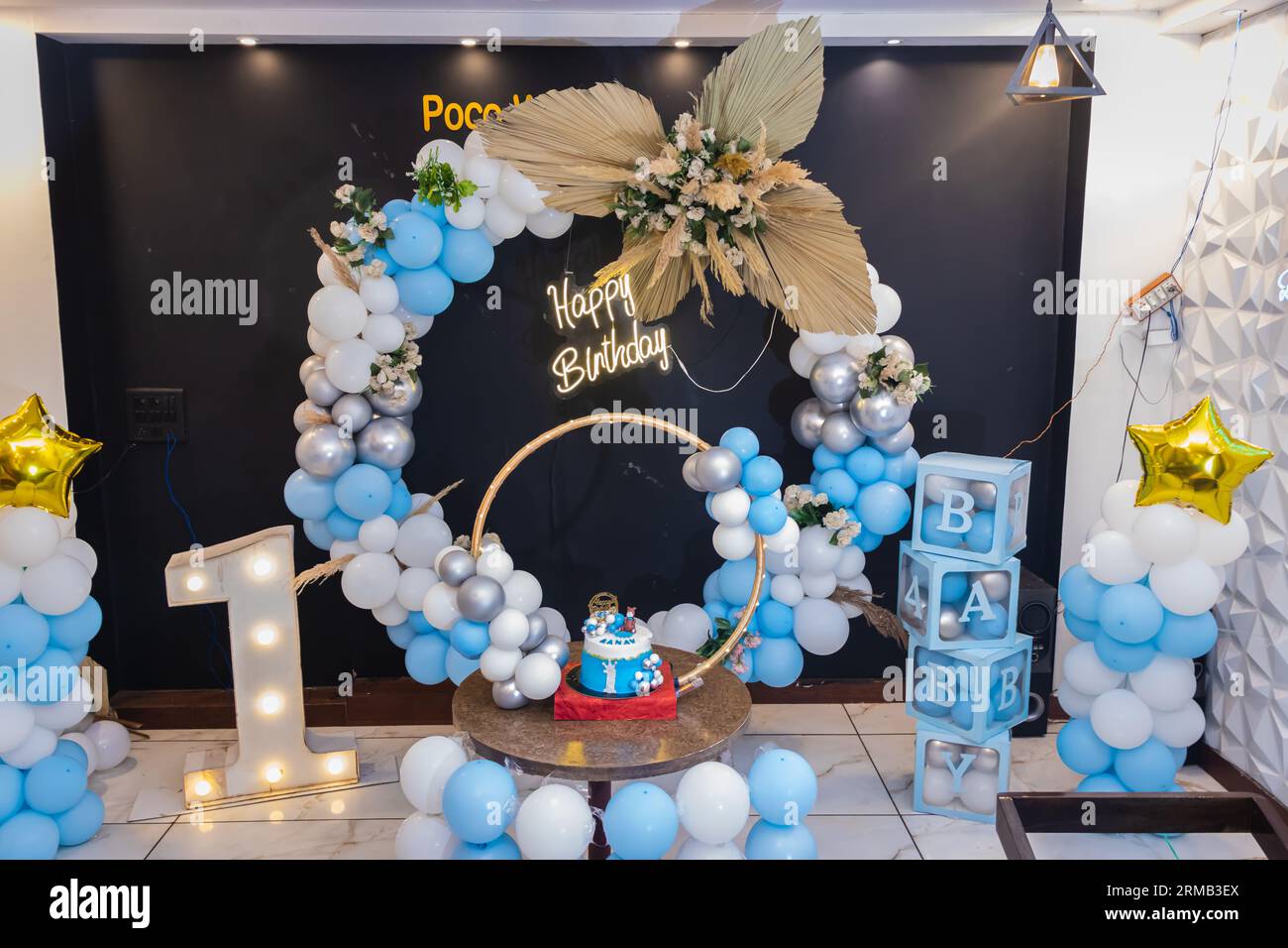 decorazione di un anno per il compleanno con palloncini bianchi e blu da un'angolazione diversa Foto Stock