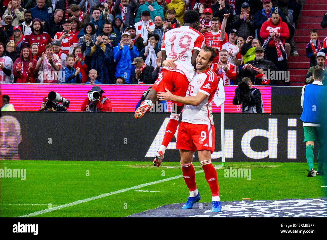 Harry Kane (a destra) del Bayern Monaco celebra il terzo gol della squadra durante la partita di Bundesliga all'Allianz Arena di Monaco, in Germania. Data foto: Domenica 27 agosto 2023. Foto Stock