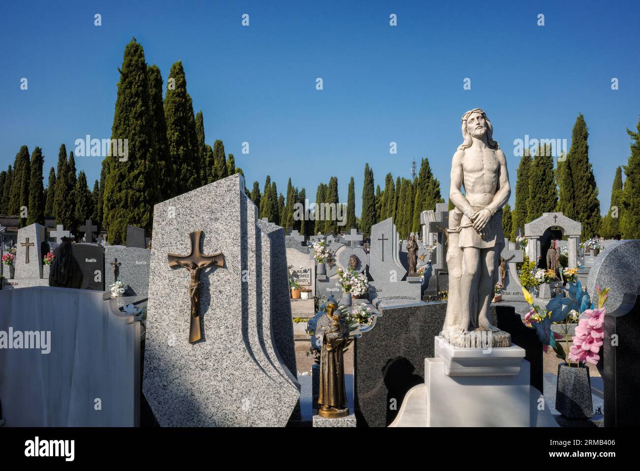 Tombe, pantheon e cipressi nei romantici cortili del cimitero, città di Guadalajara, costruzione dichiarata patrimonio dell'umanità. Spagna Foto Stock