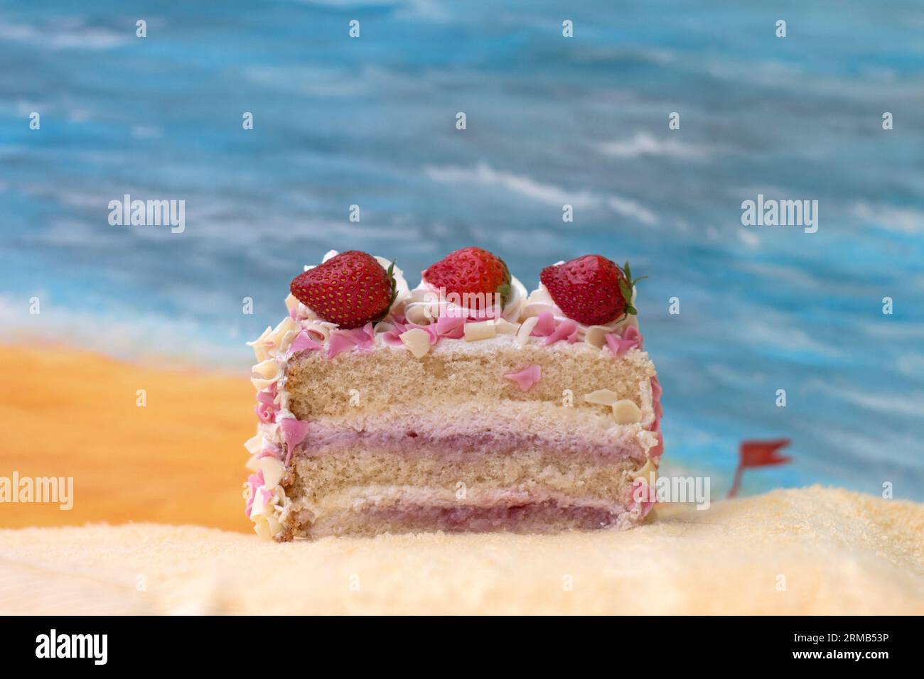 Una fetta di torta a strati di cioccolato rosa con torta di fragole e panna da vicino Foto Stock