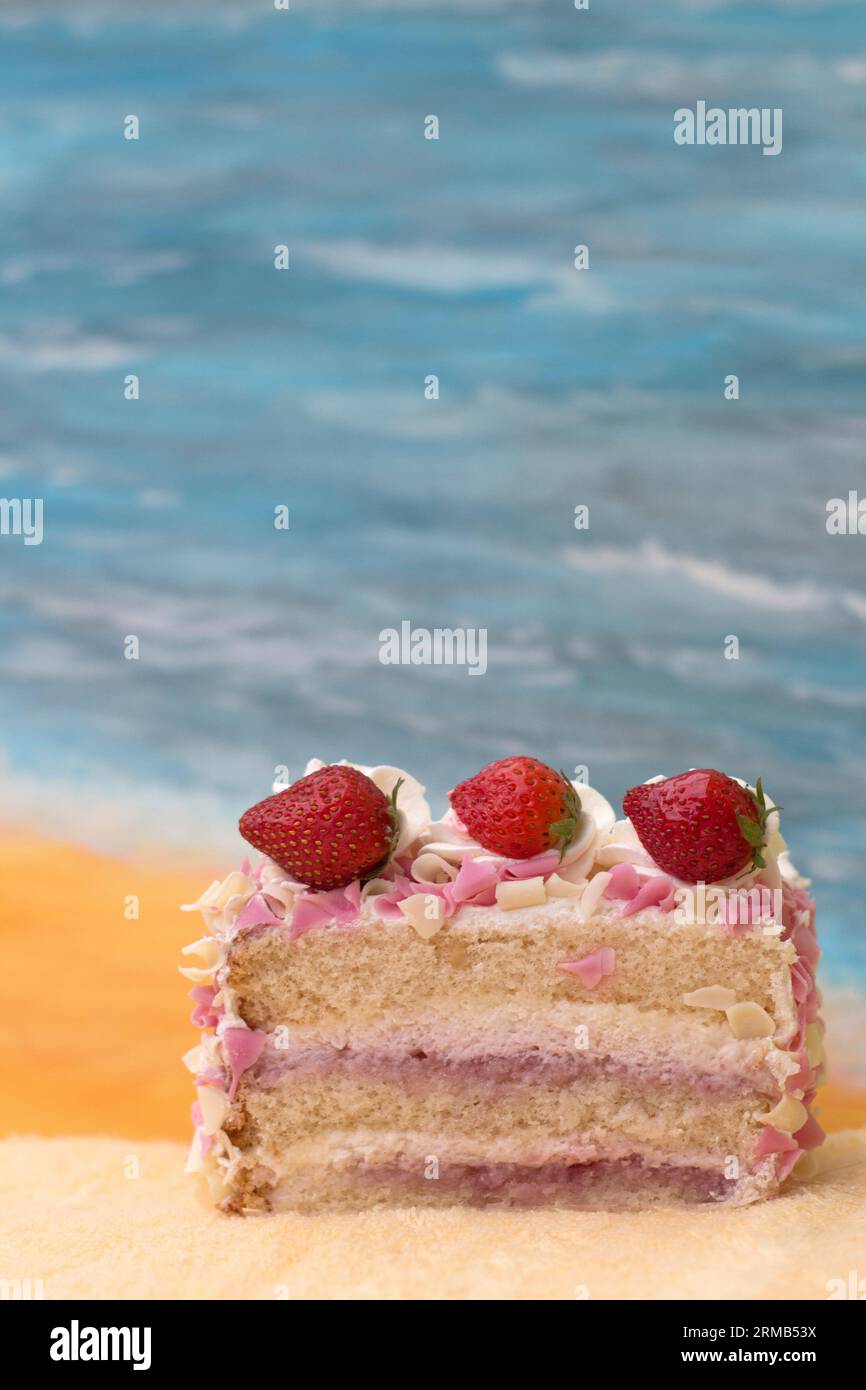 Una fetta di torta di fragole e creme da vicino decorata con cioccolato Foto Stock