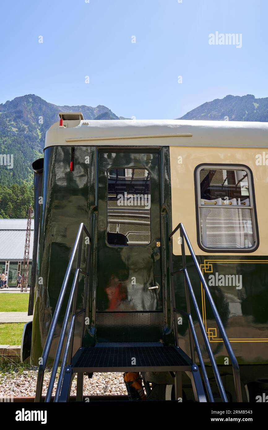 Scale d'ingresso per il treno ristorante dell'hotel di Canfranc. Foto Stock