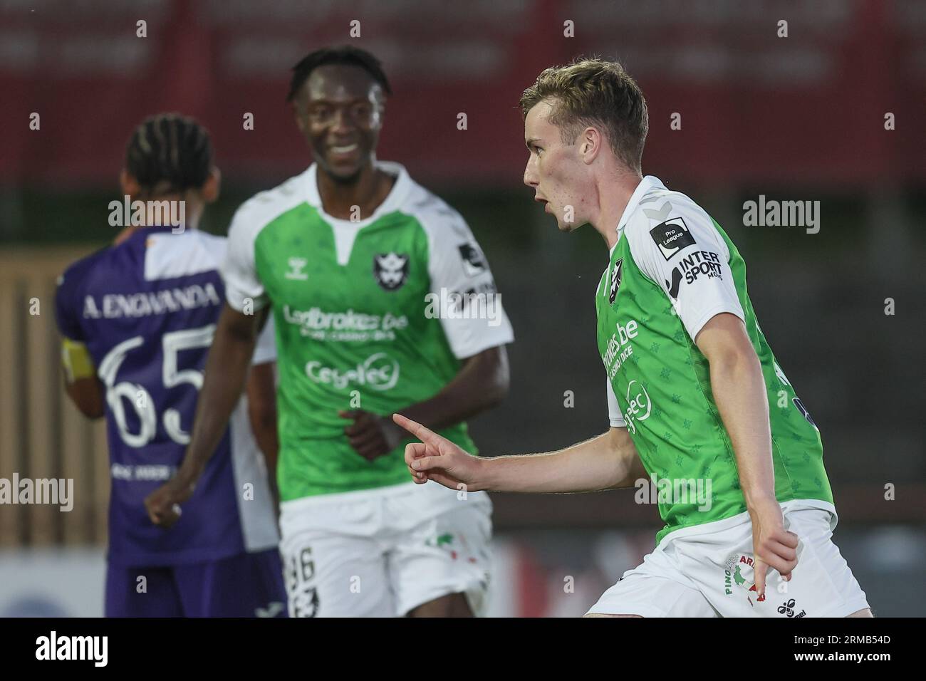 Boussu, Belgio. 27 agosto 2023. Matthew Healy, il francese Borains, festeggia dopo aver segnato punti durante una partita di calcio tra Borains e RSCA Futures, domenica 27 agosto 2023 a Boussu, il giorno 3/30 della seconda divisione del campionato belga "Challenger Pro League" del 2023-2024. BELGA PHOTO BRUNO FAHY Credit: Belga News Agency/Alamy Live News Foto Stock