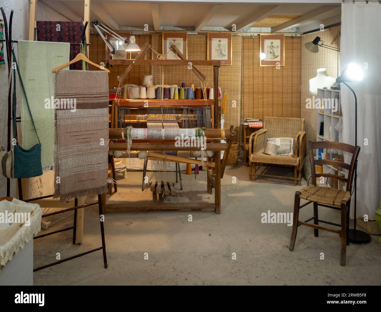Interni per officina tessile con telaio Foto Stock